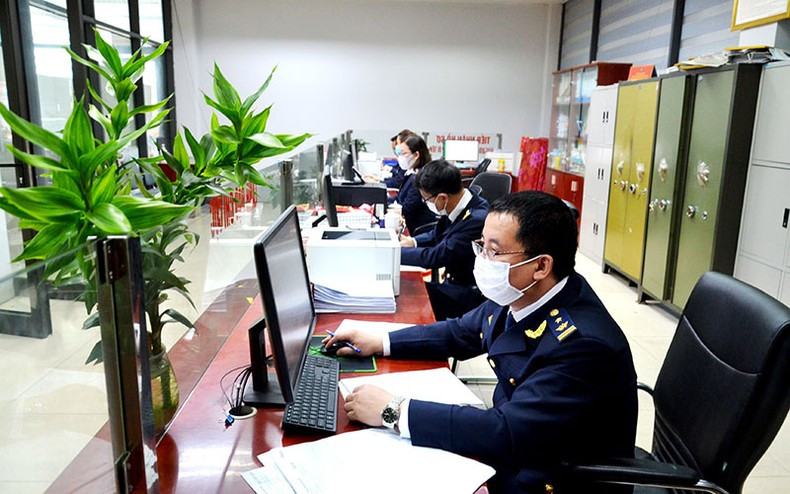 Cán bộ Hải quan tỉnh Lào Cai làm thủ tục thông quan điện tử rút ngắn thời gian và chi phí cho doanh nghiệp xuất, nhập khẩu ở Cửa khẩu quốc tế Lào Cai. Cán bộ Hải quan tỉnh Lào Cai làm thủ tục thông quan điện tử rút ngắn thời gian và chi phí cho doanh nghiệp xuất, nhập khẩu ở Cửa khẩu quốc tế Lào Cai.
