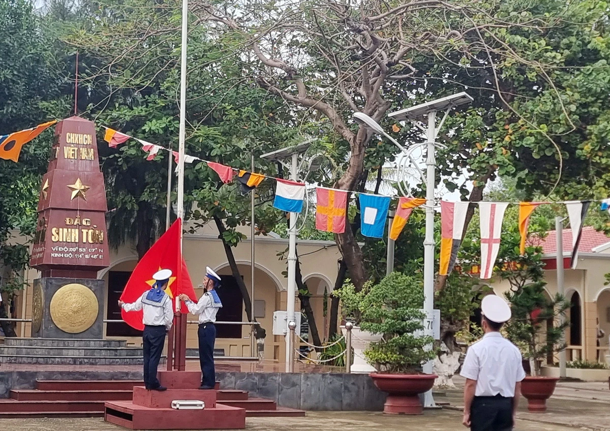 Cán bộ, chiến sỹ đảo Sinh Tồn trồng cây xanh, chỉnh trang doanh trại chuẩn bị đón xuân mới. Thực hiện nghi lễ thượng cờ Tổ quốc.