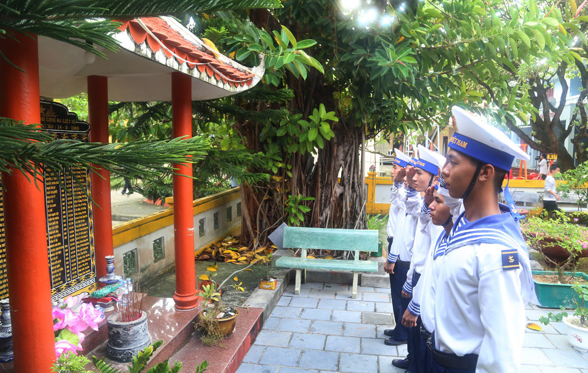 Chiến sỹ đảo Sinh Tồn thắp hương lễ chùa. Chiến sỹ mới thắp hương tri ân các anh hùng liệt sỹ hy sinh vì biển, đảo thiêng liêng của Tổ quốc.