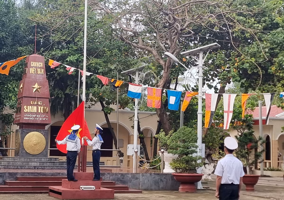 Cán bộ, chiến sỹ đảo Sinh Tồn trồng cây xanh, chỉnh trang doanh trại chuẩn bị đón xuân mới. Thực hiện nghi lễ thượng cờ Tổ quốc.