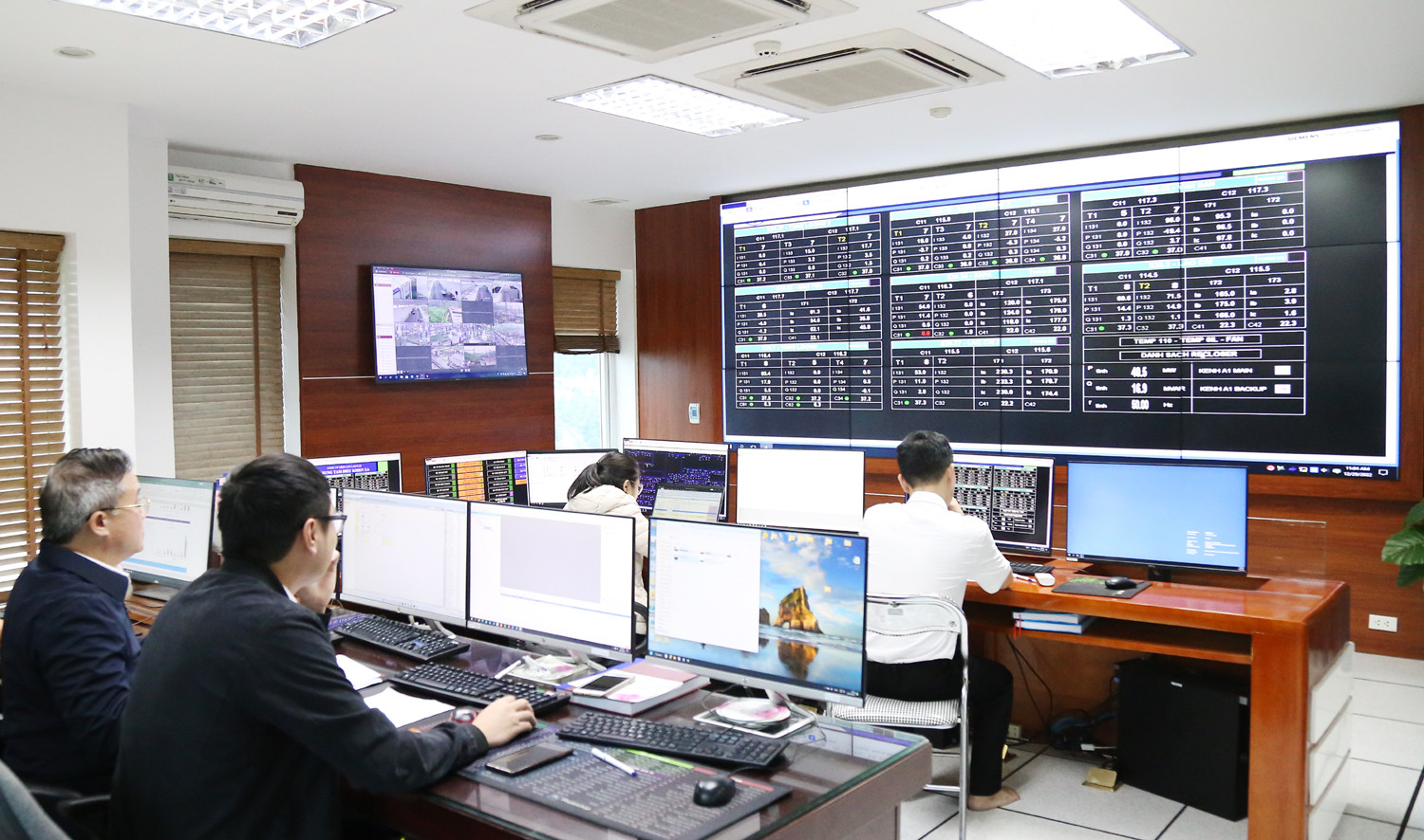 Hai nhà máy của Chi nhánh Luyện đồng Lào Cai duy trì sản xuất ổn định trong những ngày tết. Không khí làm việc tại tất cả các phân xưởng của nhà máy vẫn rất sôi động. Nhiều người lao động trong các nhà máy, đơn vị sản xuất công nghiệp trên địa bàn tỉnh vẫn làm việc xuyên tết. Các đơn vị sản xuất của Chi nhánh Mỏ Tuyển đồng Sin Quyền hoạt động bình thường trong ngày tết. Nhiều đơn vị của Công ty TNHH Một thành viên Apatit Việt Nam vẫn duy trì sản xuất trong dịp tết. Các nhà máy sản xuất phốt pho, axit sunfutic... thuộc Công ty TNHH Một thành viên hóa chất Đức Giang Lào Cai duy trì sản xuất trong ngày tết. Công nhân miệt mài với công việc của mình để đảm bảo các đơn hàng và kế hoạch sản xuất của đơn vị. Trung tâm Điều khiển xa (Công ty Điện lực Lào Cai) bố trí cán bộ trực để bảo đảm vận hành lưới điện ổn định, an toàn trong những ngày tết. Các nhà máy sản xuất thủy điện trên địa bàn vẫn duy trì đủ quân số trực sản xuất để dòng điện toả đi muôn nơi.