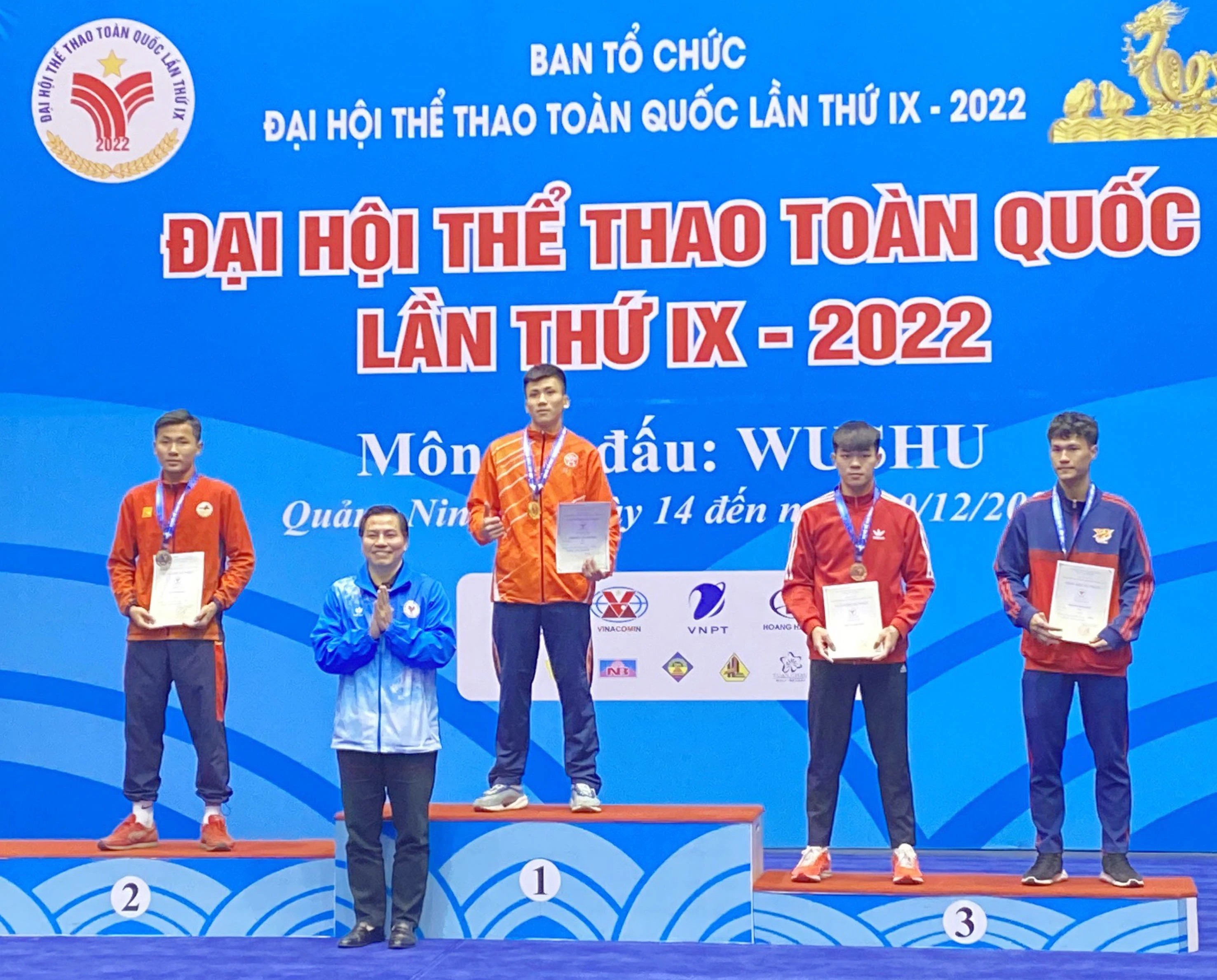 Các vận động viên Lào Cai (áo đỏ) nhận Huy chương Đồng môn wushu tại Đại hội Thể thao toàn quốc lần thứ IX, năm 2022.