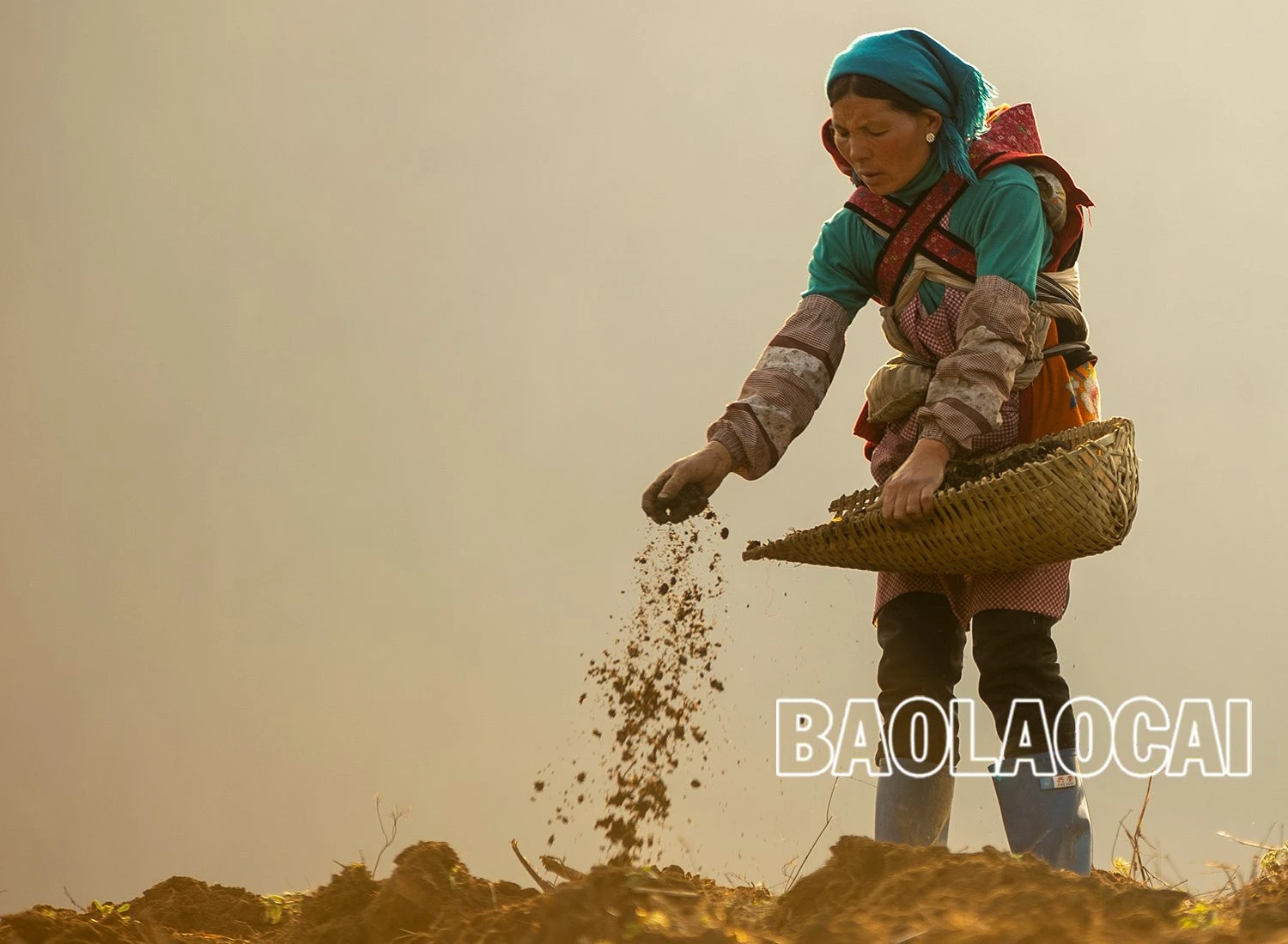 Với đặc thù vùng cao nên hầu hết đất canh tác của người dân đều là nương dốc. Những khu đất thuận lợi về nguồn nước đã được khai phá làm ruộng bậc thang bởi vậy hầu hết các diện tích trồng ngô, hoa màu đều phụ thuộc rất lớn vào thời tiết. Bà con phải lựa chọn các giống cây trồng phù hợp, thích nghi với khí hậu, đất đai. Sau những cơn mưa cuối xuân, đất có độ ẩm vừa phải là điều kiện thuận lợi để người dân xuống giống. Canh tác ở đất dốc gặp nhiều khó khăn do đất dễ bị xói mòn, rửa trôi nên khâu làm đất cũng rất quan trọng. Các hộ gia đình thường đổi công cho nhau để có thêm lao động. Bà con được hướng dẫn đốt nương đúng quy cách, phòng chống cháy rừng. Những hạt giống được gieo xuống mang theo hy vọng mưa thuận gió hòa để có một vụ mùa bội thu.