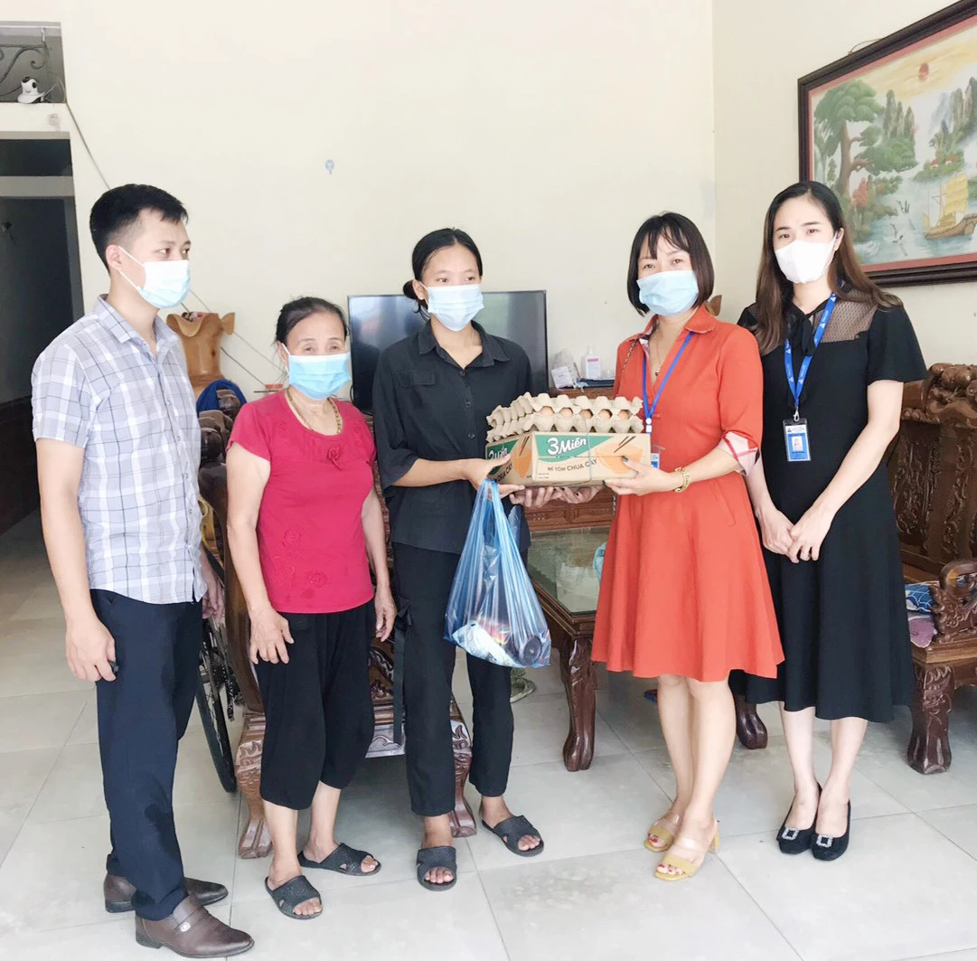 Ngoài hỗ trợ học bổng, Phân hiệu Đại học Thái Nguyên tại Lào Cai thường xuyên thăm, tặng quà gia đình sinh viên nghèo.