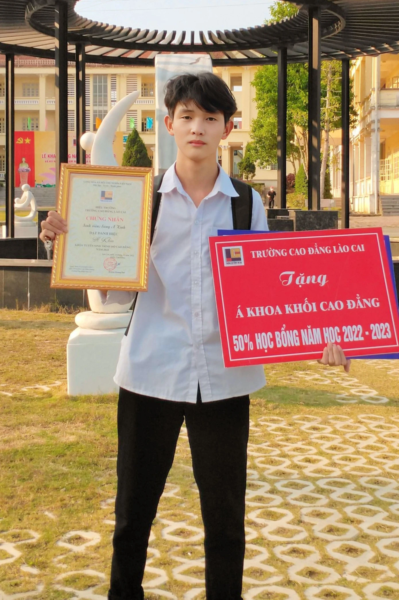 Sùng A Kinh vui mừng khi nhận được học bổng.