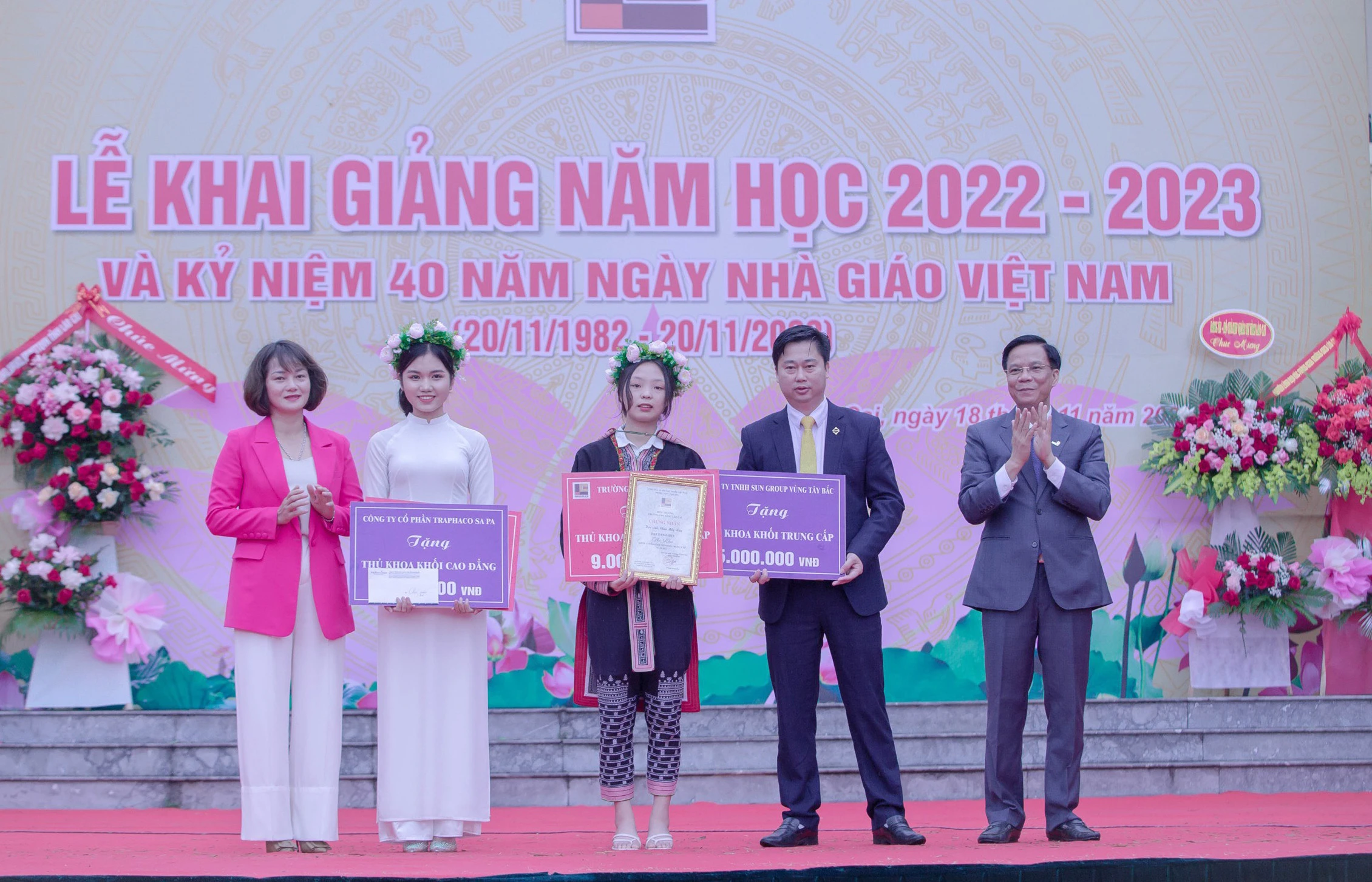 Trường Cao đẳng Lào Cai phối hợp trao học bổng cho sinh viên đạt thành tích tốt trong học tập.