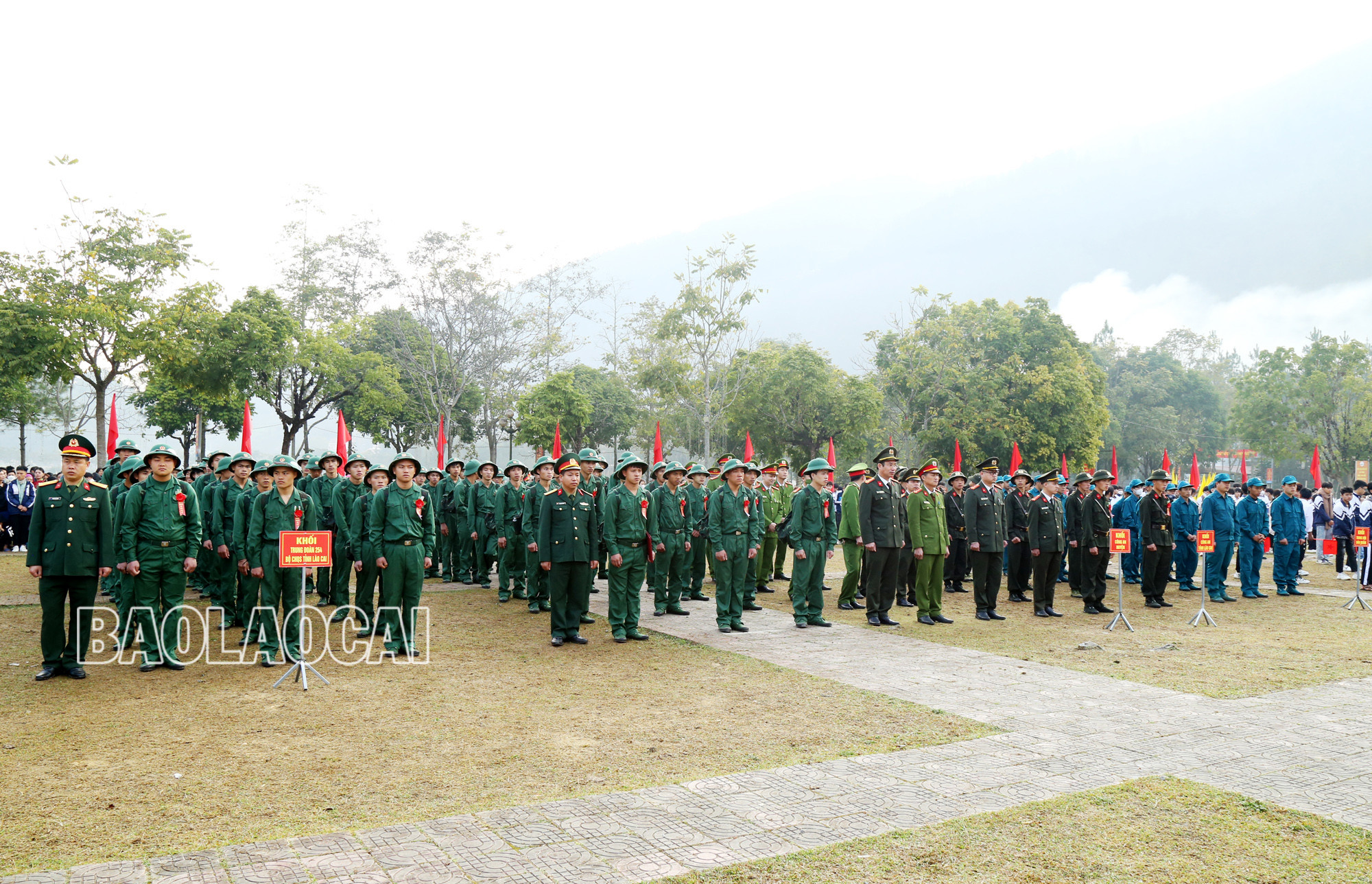 Các tân binh và đông đảo người thân, các em học sinh đến tiễn tân binh lên đường nhập ngũ.