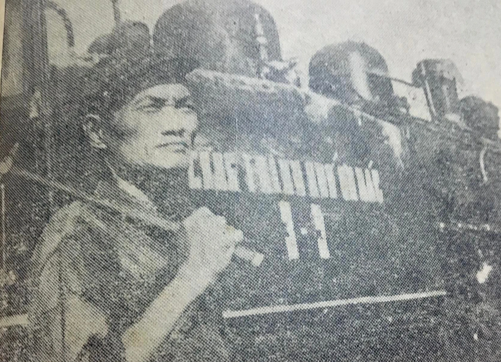 Ông Nguyễn Văn Thêm có vinh dự đặc biệt lái tàu đưa Bác Hồ từ Thủ đô Hà Nội lên thăm tỉnh Lào Cai ngày 23-24/9/1958. Ảnh: BÁO LÀO CAI ĐỔI MỚI