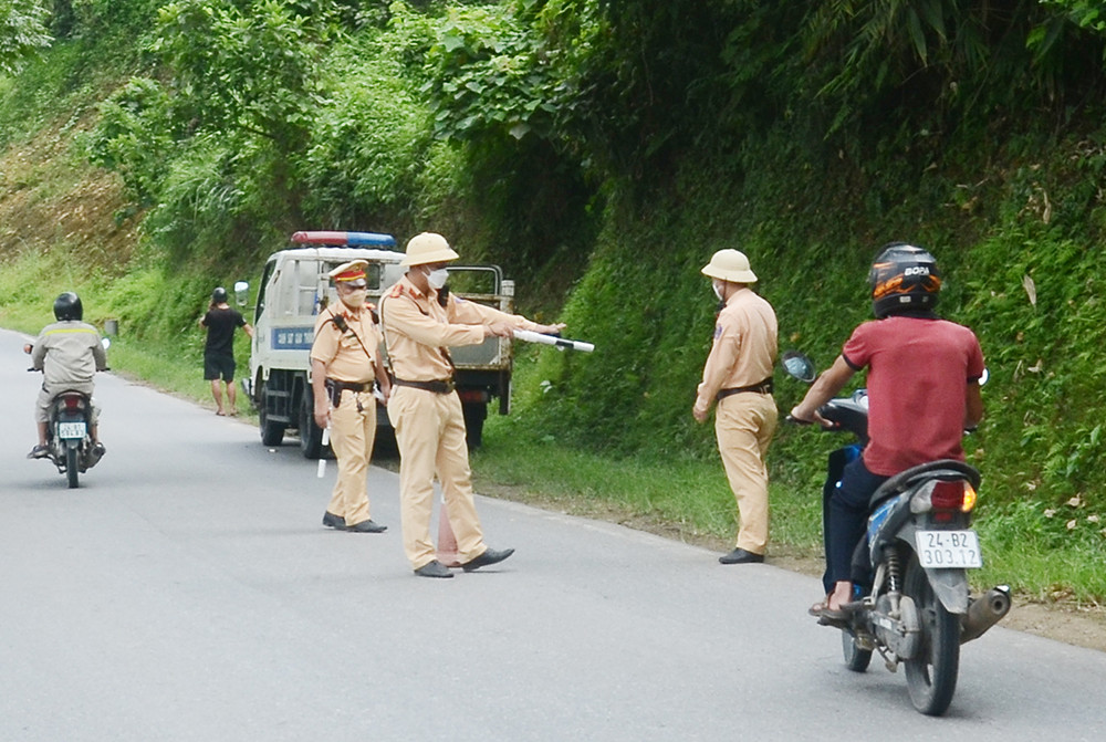 Cảnh sát giao thông các huyện, thành phố xử lý nghiêm người vi phạm trong 80 ngày cao điểm ảnh 3