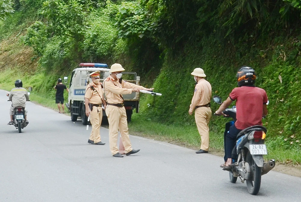 Cảnh sát giao thông các huyện, thành phố xử lý nghiêm người vi phạm trong 80 ngày cao điểm ảnh 3