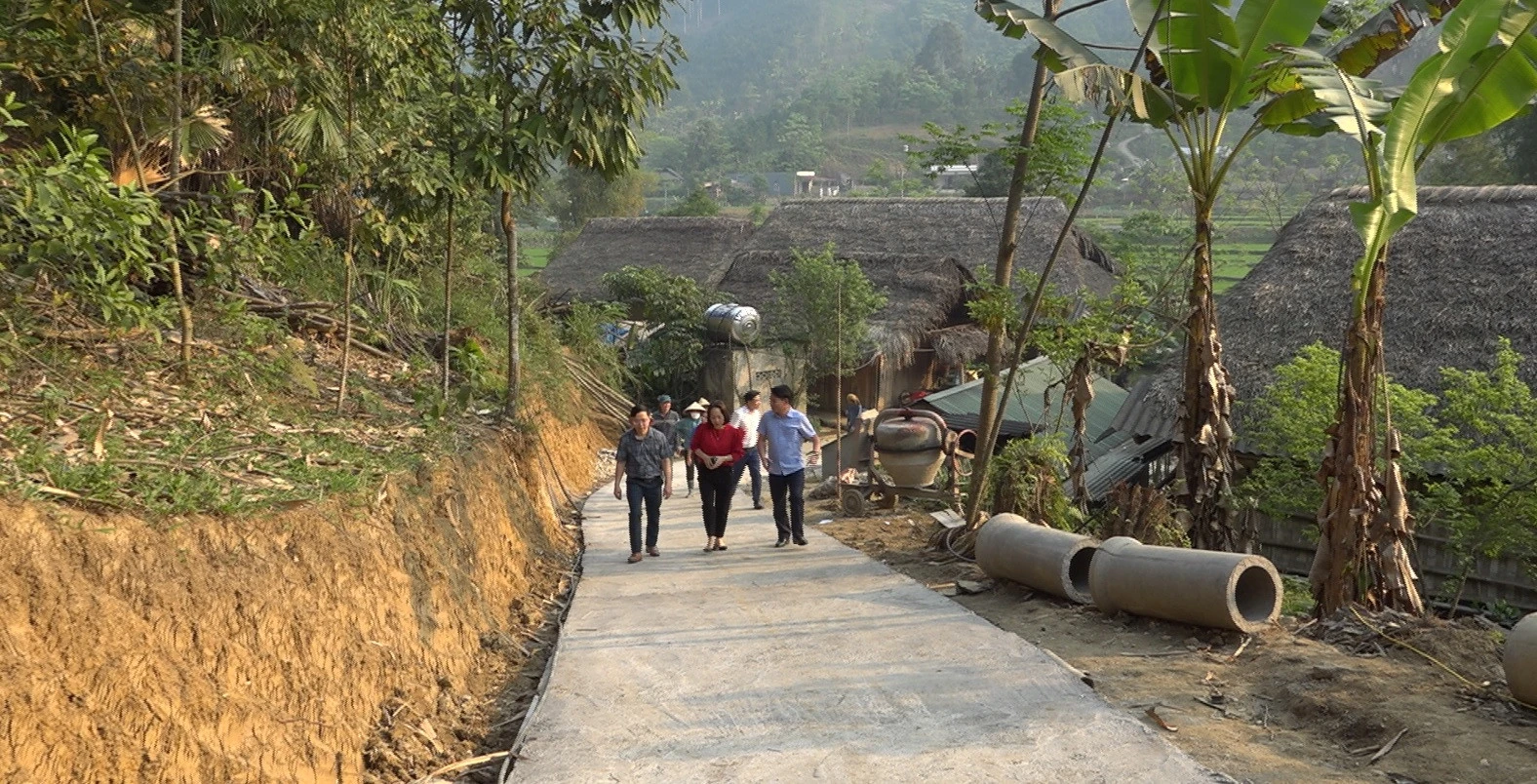 Công trình đường giao thông liên xóm đầu tiên tại xã Minh Tân.