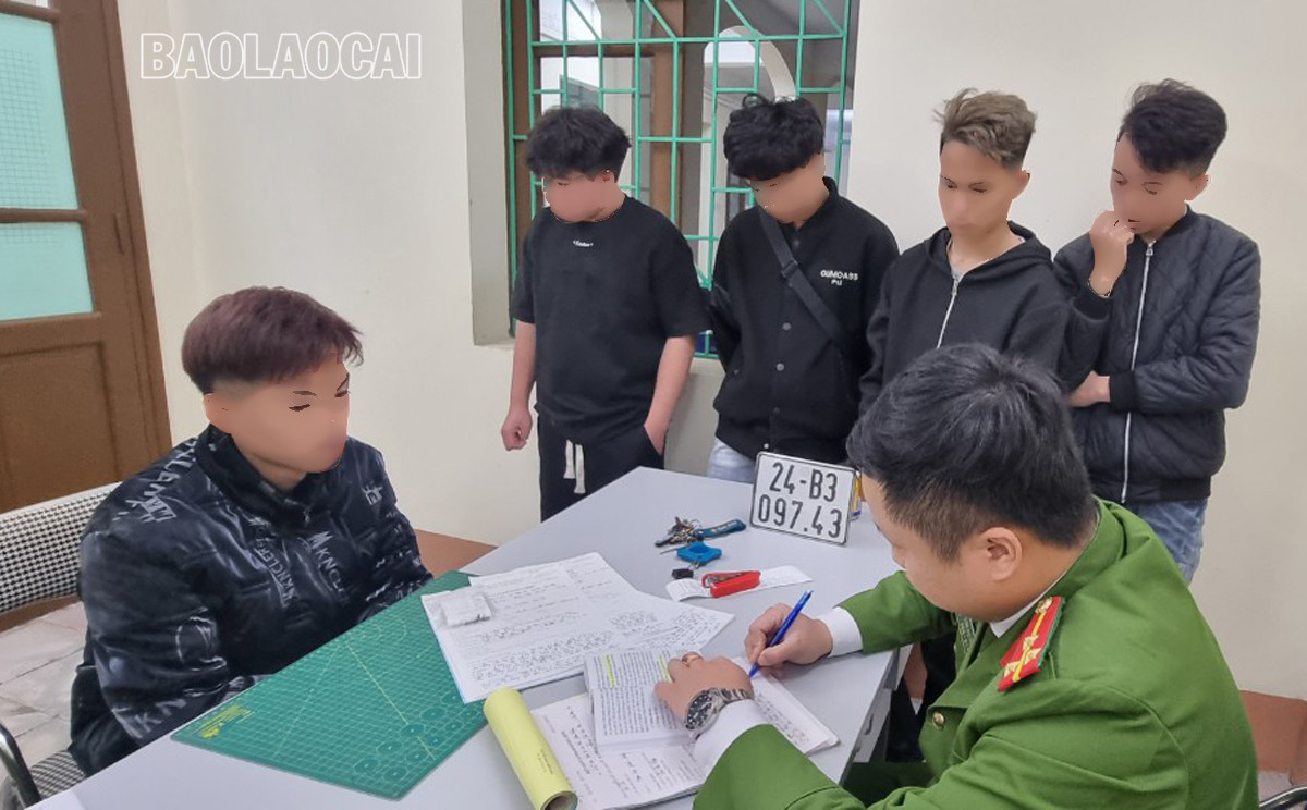 Lực lượng cảnh sát giao thông đã tiến hành đo nồng độ cồn các trường hợp vi phạm. Lập biên bản vi phạm hành chính đối với các thanh - thiếu niên vi phạm Luật Giao thông đường bộ.