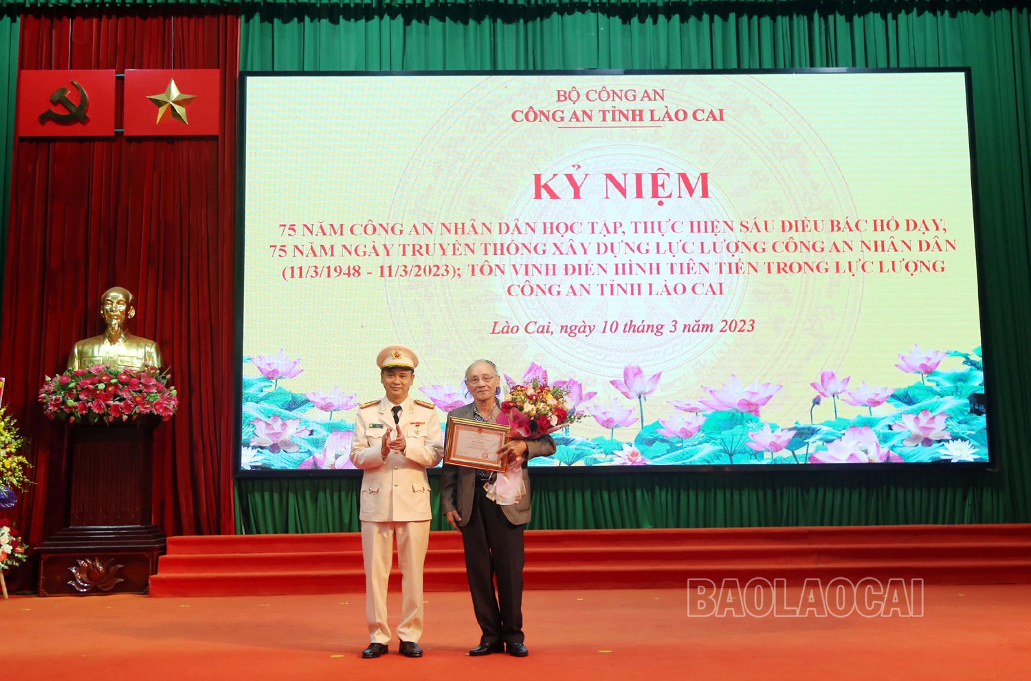 Công an tỉnh chúc mừng đại diện các tập thể trong đơn vị. Biểu dương các tập thể điển hình tiên tiến. Biểu dương các cá nhân điển hình tiên tiến. Khen thưởng cá nhân đoạt giải Nhì cuộc thi ảnh “Tự hào người nữ chiến sĩ CAND” do Bộ Công an tổ chức. Các đại biểu chụp ảnh lưu niệm với các tập thể, cá nhân điển hình tiên tiến.