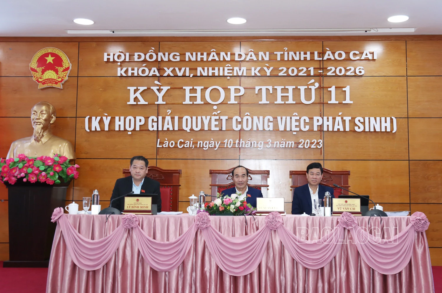 Các đồng chí Thường trực HĐND tỉnh chủ trì phiên thảo luận các tờ trình của UBND tỉnh.