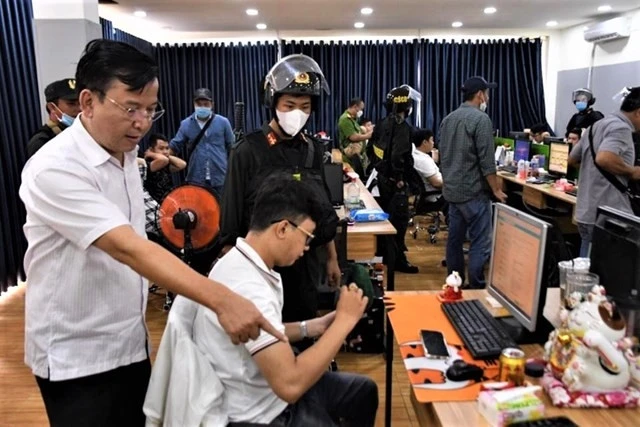 Công an khám xét, bắt quả tang hoạt động núp bóng đòi nợ thuê theo kiểu xã hội đen tại Công ty Luật TNHH Pháp Việt. Công an khám xét, bắt quả tang hoạt động núp bóng đòi nợ thuê theo kiểu xã hội đen tại Công ty Luật TNHH Pháp Việt.