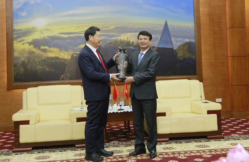 Bí thư Tỉnh ủy Đặng Xuân Phong tiếp xã giao lãnh đạo Đảng, chính quyền châu Hồng Hà và Tổng lãnh sự Việt Nam tại Côn Minh, Vân Nam (Trung Quốc) ảnh 4