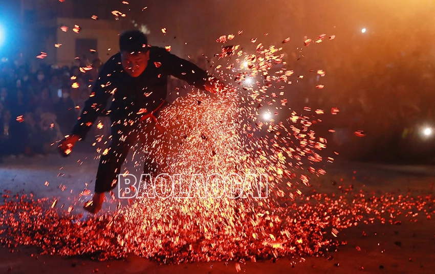 Ấn tượng vũ điệu nhảy lửa của người Dao đỏ Bắc Hà ảnh 10 Ấn tượng vũ điệu nhảy lửa của người Dao đỏ Bắc Hà ảnh 10