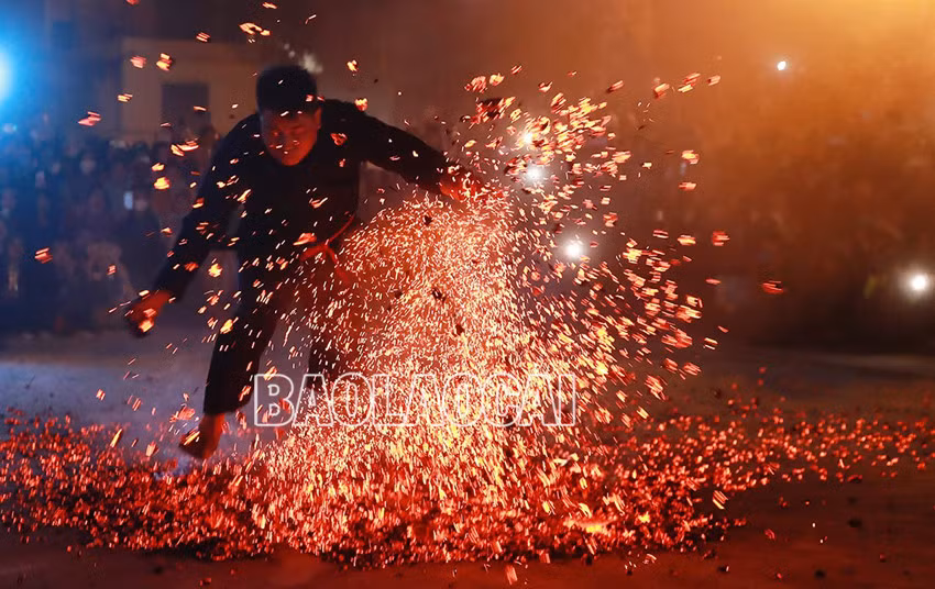 Ấn tượng vũ điệu nhảy lửa của người Dao đỏ Bắc Hà ảnh 10 Ấn tượng vũ điệu nhảy lửa của người Dao đỏ Bắc Hà ảnh 10