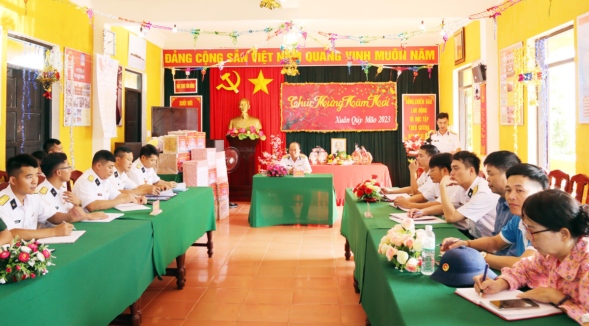 Cán bộ, chiến sỹ đảo Sinh Tồn Đông đón đoàn công tác của Lữ đoàn 146 lên thăm và chúc Tết Nguyên đán Quý Mão 2023. Cán bộ, chiến sỹ đảo Sinh Tồn Đông vận chuyển hàng tết từ cầu tàu vào trung tâm đảo. Những cây quất trĩu quả vượt qua bao sóng gió đến với quân, dân đảo Sinh Tồn Đông. Cán bộ, chiến sỹ mới lên đảo trò chuyện. Đoàn công tác của Lữ đoàn 146, Vùng 4 Hải quân gặp mặt, chúc tết cán bộ, chiến sỹ trên đảo Sinh Tồn Đông. Lãnh đạo Lữ đoàn 146 trao quà tết cho cán bộ, chiến sỹ đảo Sinh Tồn Đông. Chùa Sinh Tồn Đông – cột mốc lịch sử, điểm tựa tinh thần của quân và dân xã đảo Sinh Tồn Đông. Tết này, hệ thống điện gió và điện mặt trời được cải tạo hiện đại hơn để phục vụ quân và dân trên đảo. Vườn rau tăng gia trên đảo. Dù vui xuân, đón tết nhưng nhiệm vụ canh gác bảo vệ biển, đảo vẫn được cán bộ, chiến sỹ Sinh Tồn Đông duy trì đúng quy định.