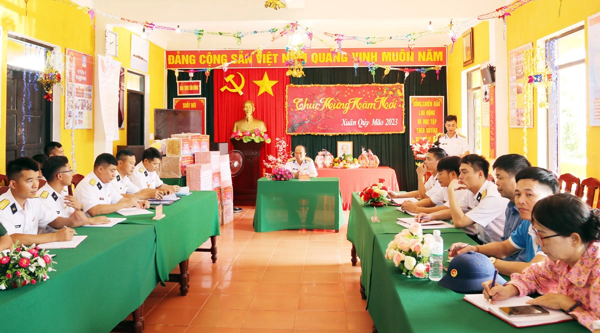 Cán bộ, chiến sỹ đảo Sinh Tồn Đông đón đoàn công tác của Lữ đoàn 146 lên thăm và chúc Tết Nguyên đán Quý Mão 2023. Cán bộ, chiến sỹ đảo Sinh Tồn Đông vận chuyển hàng tết từ cầu tàu vào trung tâm đảo. Những cây quất trĩu quả vượt qua bao sóng gió đến với quân, dân đảo Sinh Tồn Đông. Cán bộ, chiến sỹ mới lên đảo trò chuyện. Đoàn công tác của Lữ đoàn 146, Vùng 4 Hải quân gặp mặt, chúc tết cán bộ, chiến sỹ trên đảo Sinh Tồn Đông. Lãnh đạo Lữ đoàn 146 trao quà tết cho cán bộ, chiến sỹ đảo Sinh Tồn Đông. Chùa Sinh Tồn Đông – cột mốc lịch sử, điểm tựa tinh thần của quân và dân xã đảo Sinh Tồn Đông. Tết này, hệ thống điện gió và điện mặt trời được cải tạo hiện đại hơn để phục vụ quân và dân trên đảo. Vườn rau tăng gia trên đảo. Dù vui xuân, đón tết nhưng nhiệm vụ canh gác bảo vệ biển, đảo vẫn được cán bộ, chiến sỹ Sinh Tồn Đông duy trì đúng quy định.