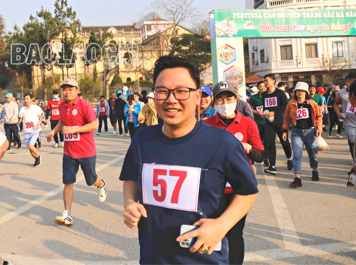Hấp dẫn Giải Leo núi chinh phục đỉnh núi Ba Mẹ Con ảnh 5