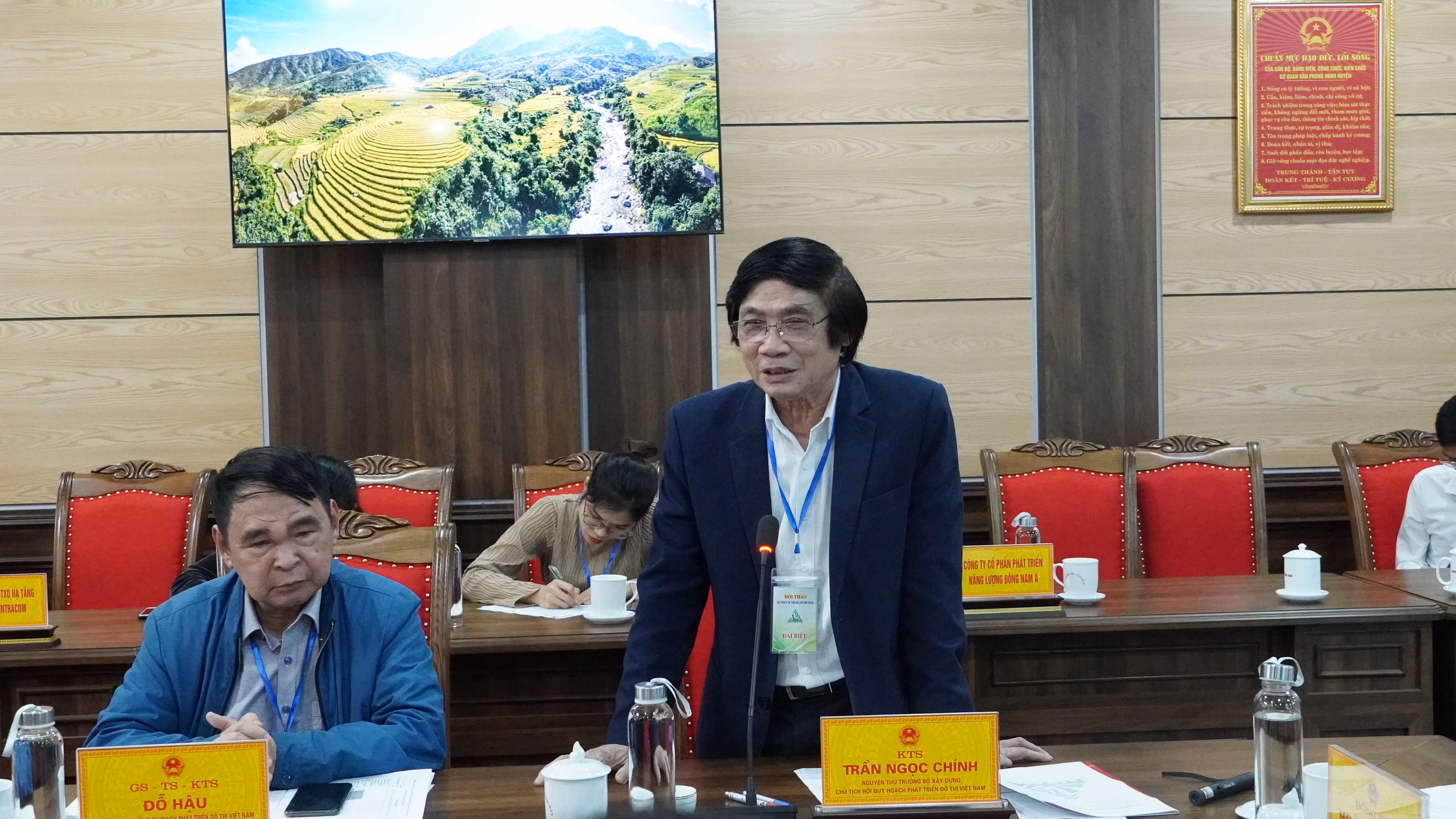 Đại biểu tham gia ý kiến.