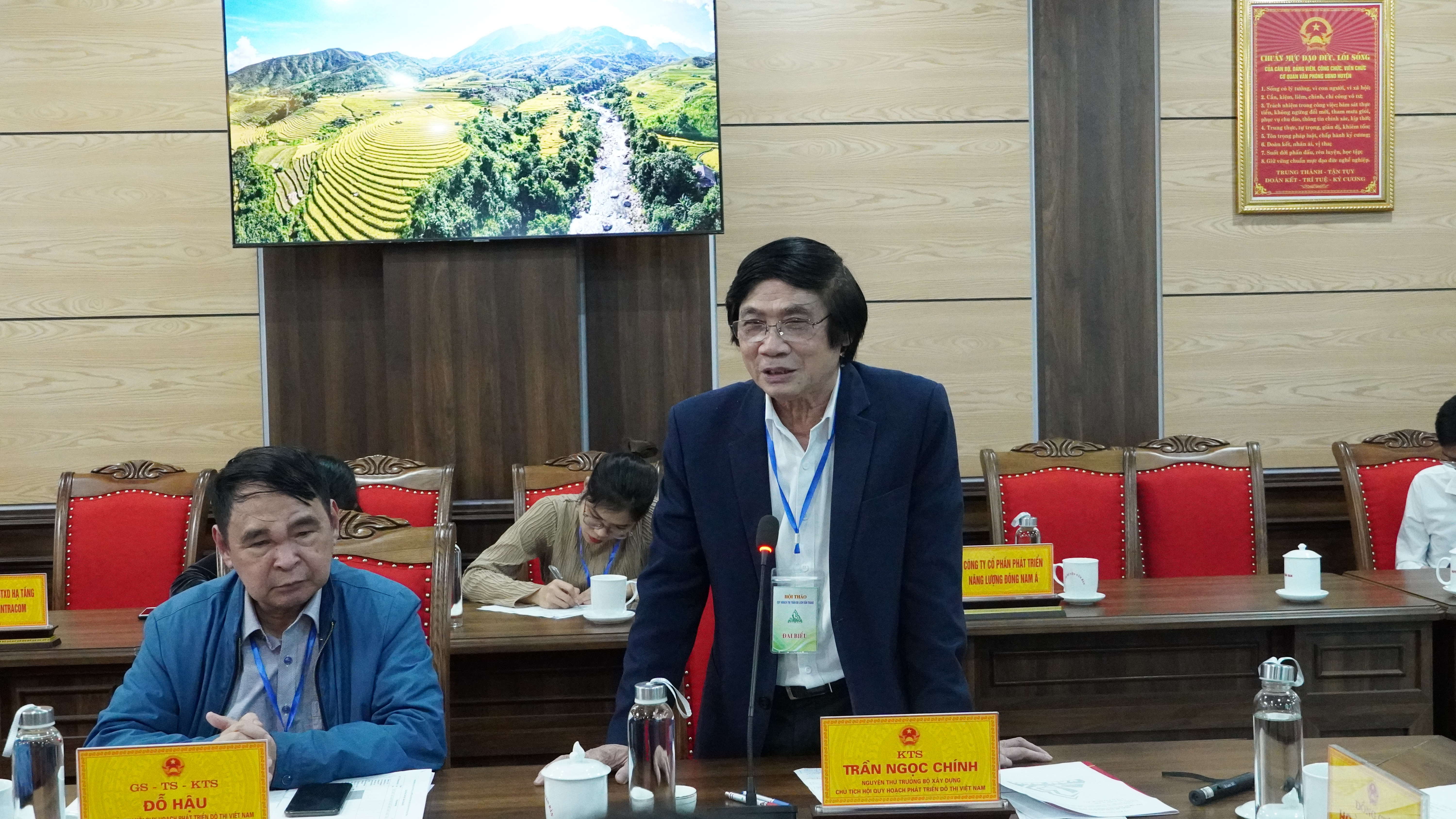 Đại biểu tham gia ý kiến.