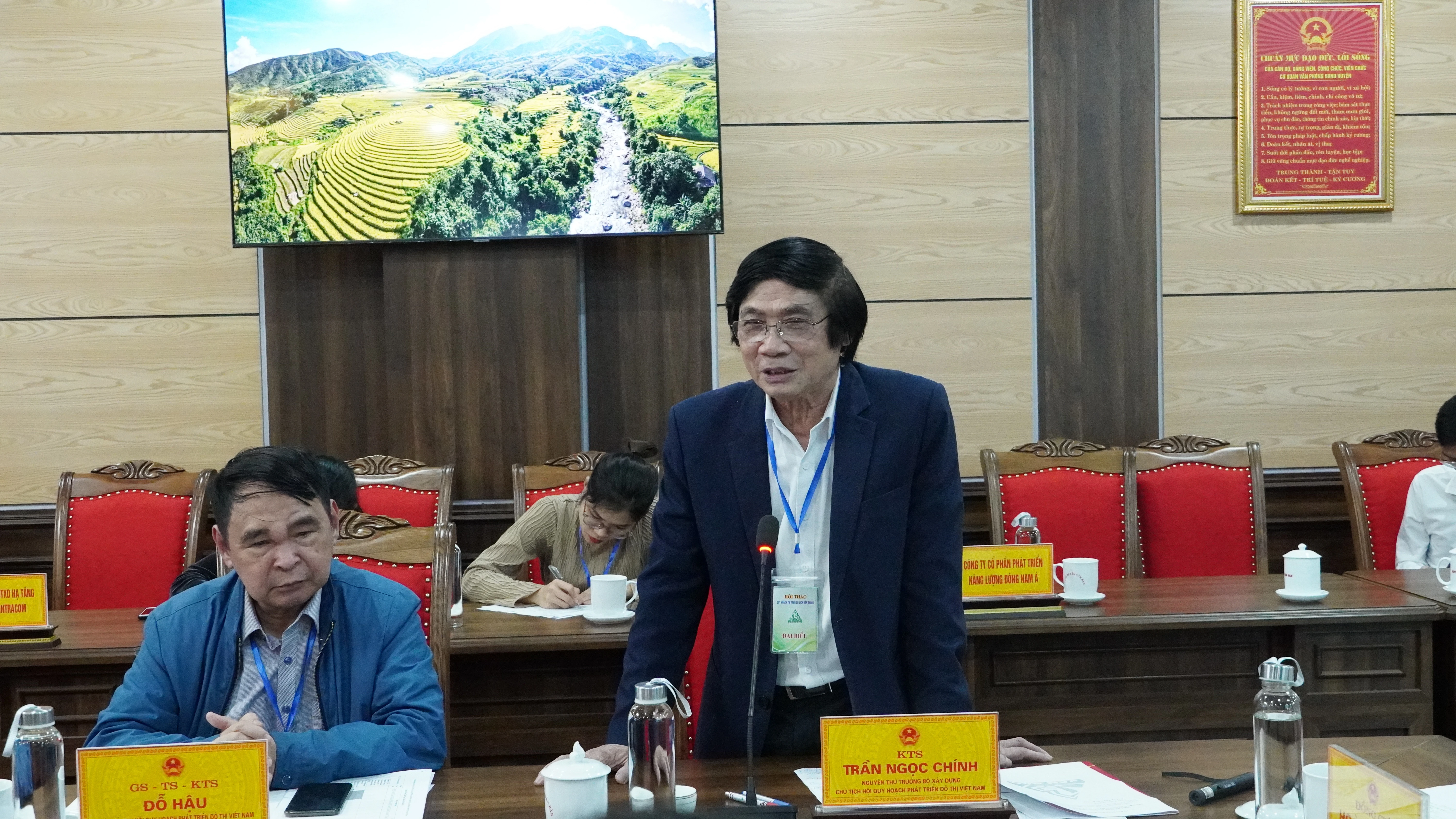 Đại biểu tham gia ý kiến.