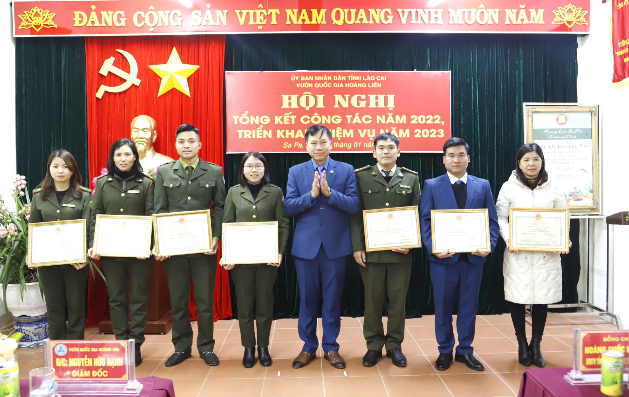 Trao thưởng cho các tập thể và cá nhân có thành tích xuất sắc trong công tác năm 2022.