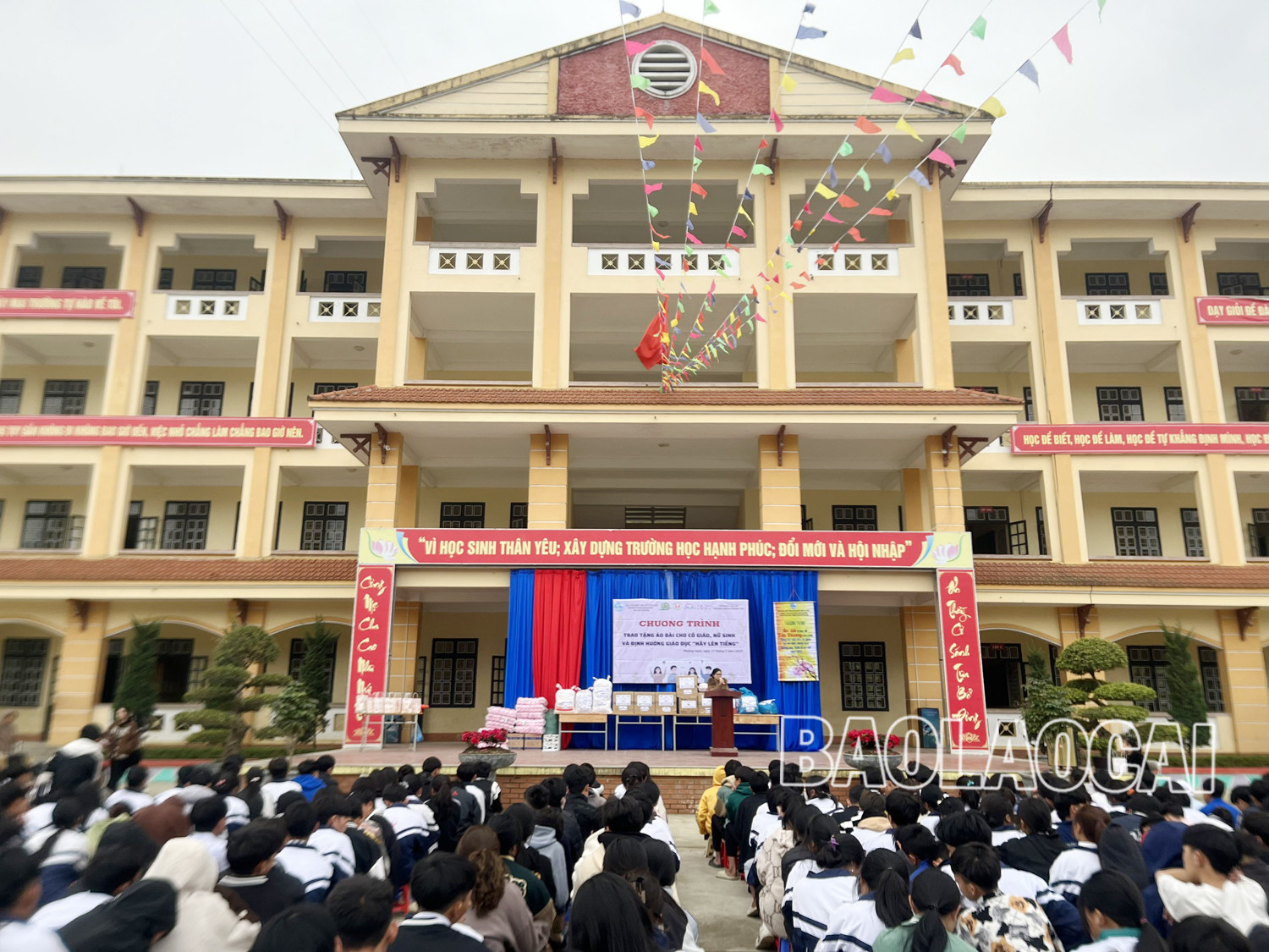 Tặng 400 bộ áo dài cho giáo viên, nữ sinh 15 trường học vùng cao Bát Xát ảnh 1