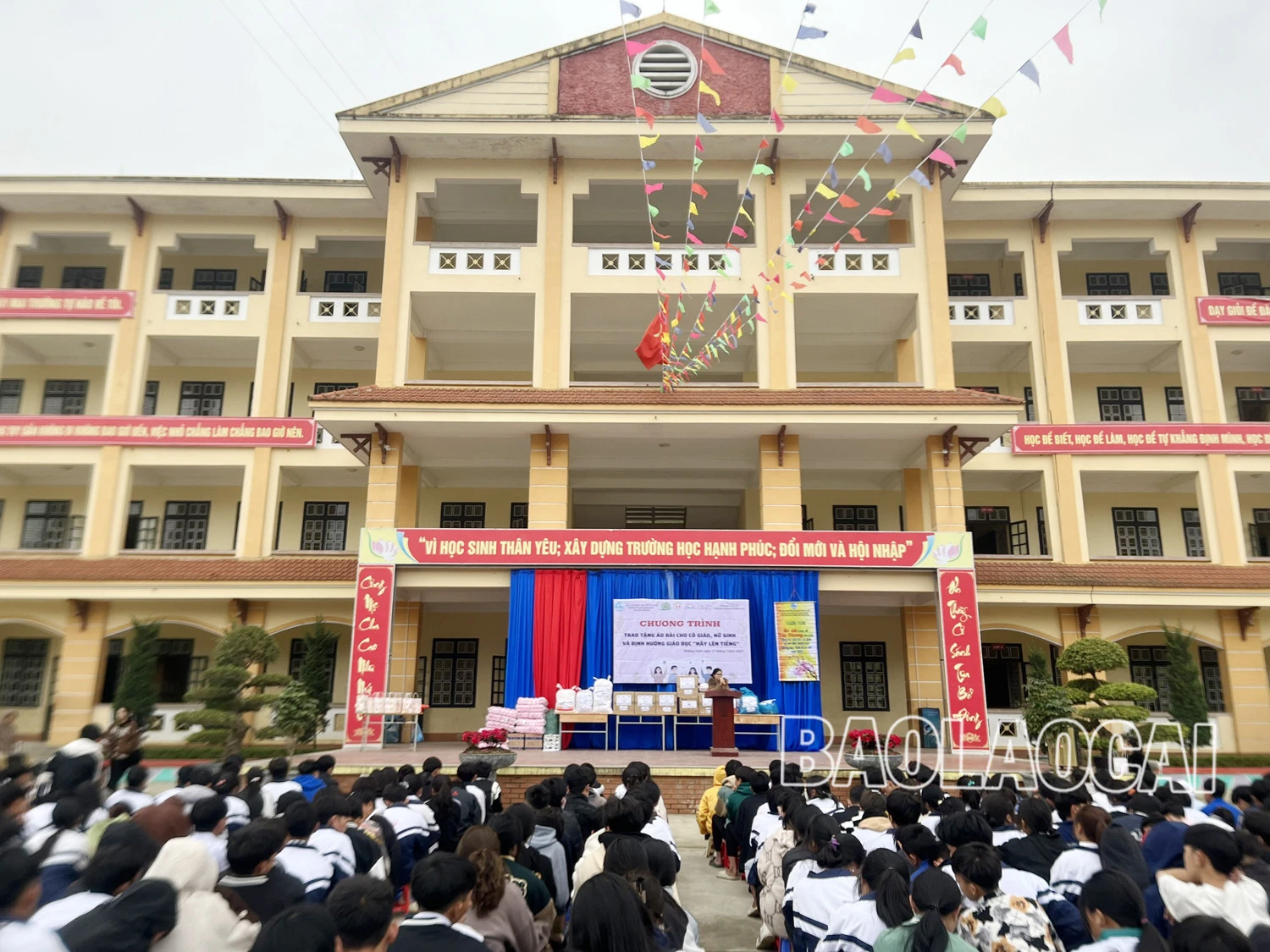 Tặng 400 bộ áo dài cho giáo viên, nữ sinh 15 trường học vùng cao Bát Xát ảnh 1