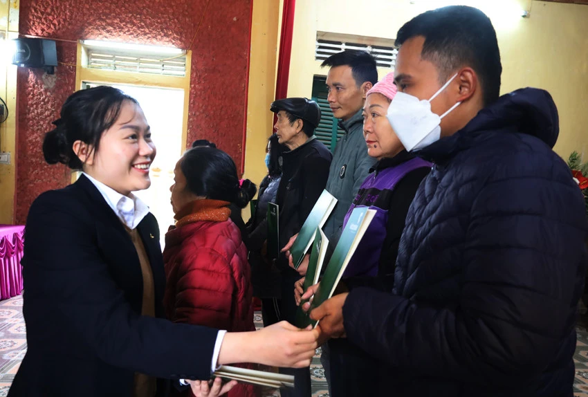 Tặng hơn 50 suất quà tết cho hộ nghèo xã Xuân Quang ảnh 4