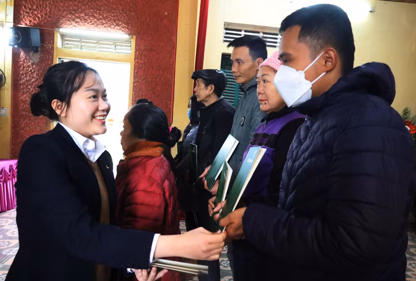 Tặng hơn 50 suất quà tết cho hộ nghèo xã Xuân Quang ảnh 4 Tặng hơn 50 suất quà tết cho hộ nghèo xã Xuân Quang ảnh 4