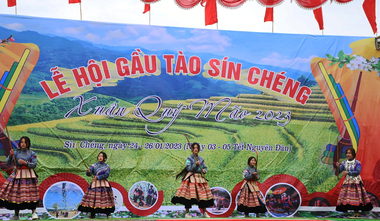 Múa sênh tiền truyền thống của đồng bào Mông trong ngày hội.