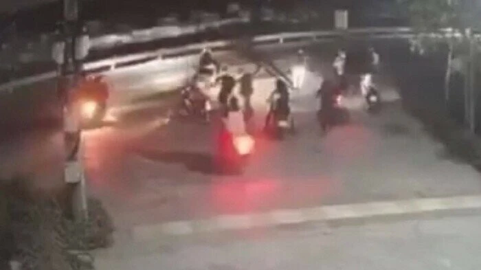 Nhóm thanh niên cầm gạch ném người đi đường dẫn tới hậu quả 1 người tử vong.