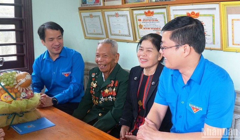 Bí thư Trung ương Đoàn Ngô Văn Cương thăm, tặng quà cho gia đình Anh hùng lực lượng vũ trang Nhân dân Hồ Vai. Bí thư Trung ương Đoàn Ngô Văn Cương thăm, tặng quà cho gia đình Anh hùng lực lượng vũ trang Nhân dân Hồ Vai.