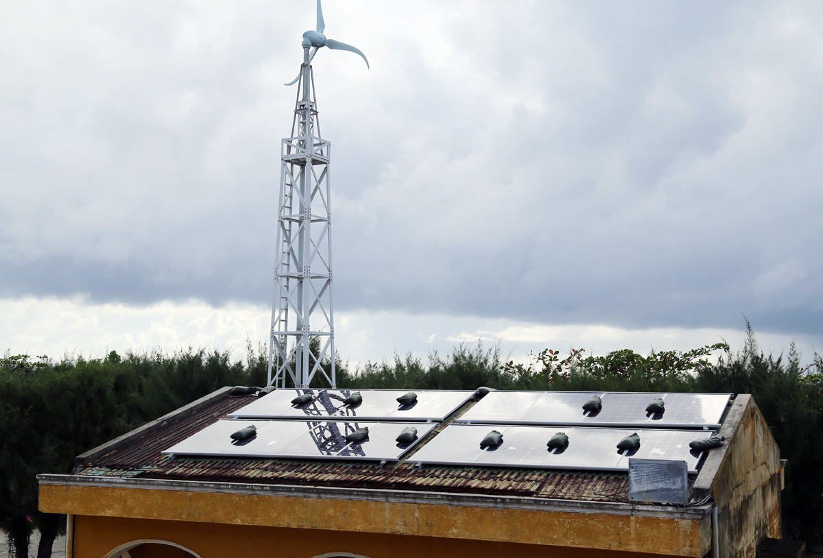 Cán bộ, chiến sỹ đảo Sinh Tồn Đông đón đoàn công tác của Lữ đoàn 146 lên thăm và chúc Tết Nguyên đán Quý Mão 2023. Cán bộ, chiến sỹ đảo Sinh Tồn Đông vận chuyển hàng tết từ cầu tàu vào trung tâm đảo. Những cây quất trĩu quả vượt qua bao sóng gió đến với quân, dân đảo Sinh Tồn Đông. Cán bộ, chiến sỹ mới lên đảo trò chuyện. Đoàn công tác của Lữ đoàn 146, Vùng 4 Hải quân gặp mặt, chúc tết cán bộ, chiến sỹ trên đảo Sinh Tồn Đông. Lãnh đạo Lữ đoàn 146 trao quà tết cho cán bộ, chiến sỹ đảo Sinh Tồn Đông. Chùa Sinh Tồn Đông – cột mốc lịch sử, điểm tựa tinh thần của quân và dân xã đảo Sinh Tồn Đông. Tết này, hệ thống điện gió và điện mặt trời được cải tạo hiện đại hơn để phục vụ quân và dân trên đảo. Vườn rau tăng gia trên đảo. Dù vui xuân, đón tết nhưng nhiệm vụ canh gác bảo vệ biển, đảo vẫn được cán bộ, chiến sỹ Sinh Tồn Đông duy trì đúng quy định.