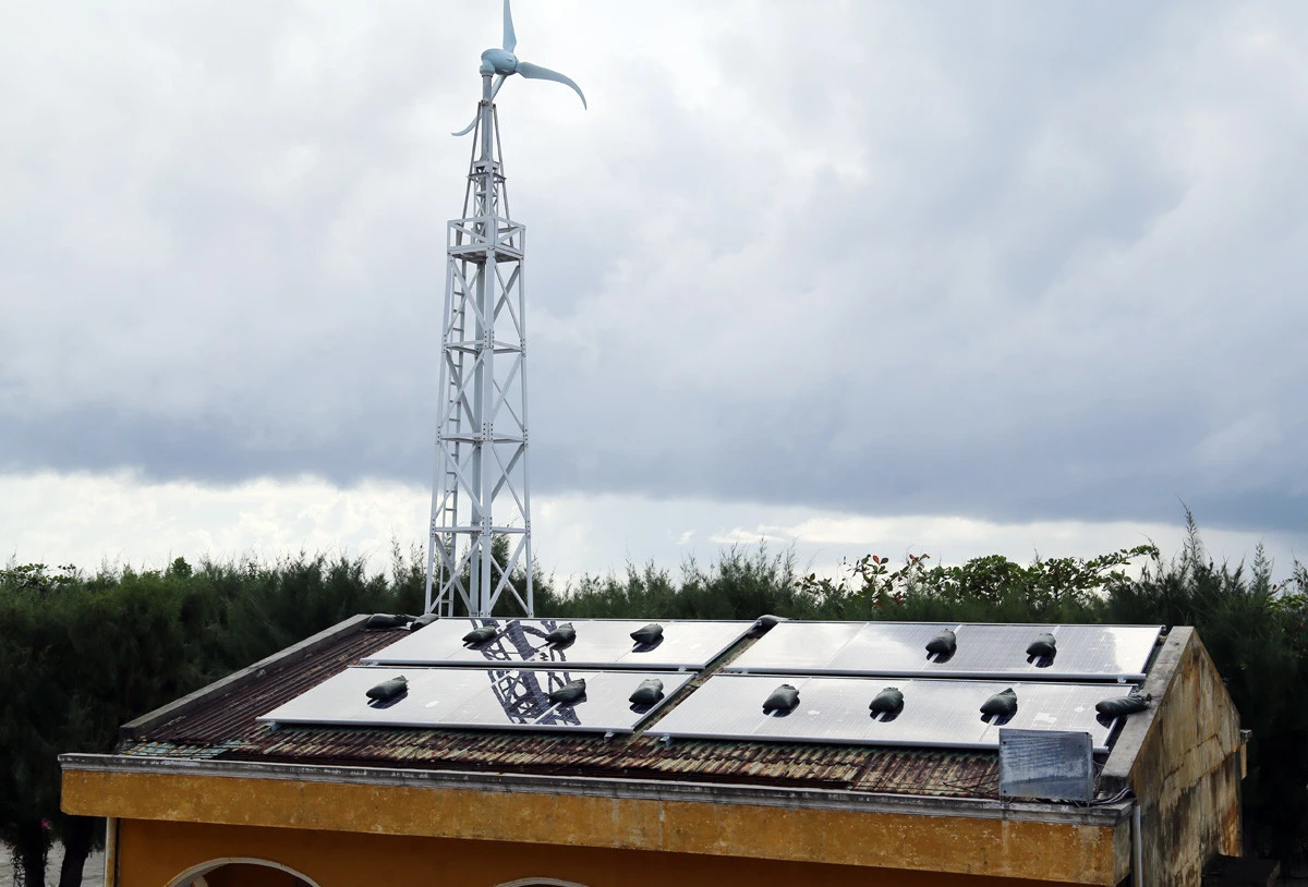 Cán bộ, chiến sỹ đảo Sinh Tồn Đông đón đoàn công tác của Lữ đoàn 146 lên thăm và chúc Tết Nguyên đán Quý Mão 2023. Cán bộ, chiến sỹ đảo Sinh Tồn Đông vận chuyển hàng tết từ cầu tàu vào trung tâm đảo. Những cây quất trĩu quả vượt qua bao sóng gió đến với quân, dân đảo Sinh Tồn Đông. Cán bộ, chiến sỹ mới lên đảo trò chuyện. Đoàn công tác của Lữ đoàn 146, Vùng 4 Hải quân gặp mặt, chúc tết cán bộ, chiến sỹ trên đảo Sinh Tồn Đông. Lãnh đạo Lữ đoàn 146 trao quà tết cho cán bộ, chiến sỹ đảo Sinh Tồn Đông. Chùa Sinh Tồn Đông – cột mốc lịch sử, điểm tựa tinh thần của quân và dân xã đảo Sinh Tồn Đông. Tết này, hệ thống điện gió và điện mặt trời được cải tạo hiện đại hơn để phục vụ quân và dân trên đảo. Vườn rau tăng gia trên đảo. Dù vui xuân, đón tết nhưng nhiệm vụ canh gác bảo vệ biển, đảo vẫn được cán bộ, chiến sỹ Sinh Tồn Đông duy trì đúng quy định.