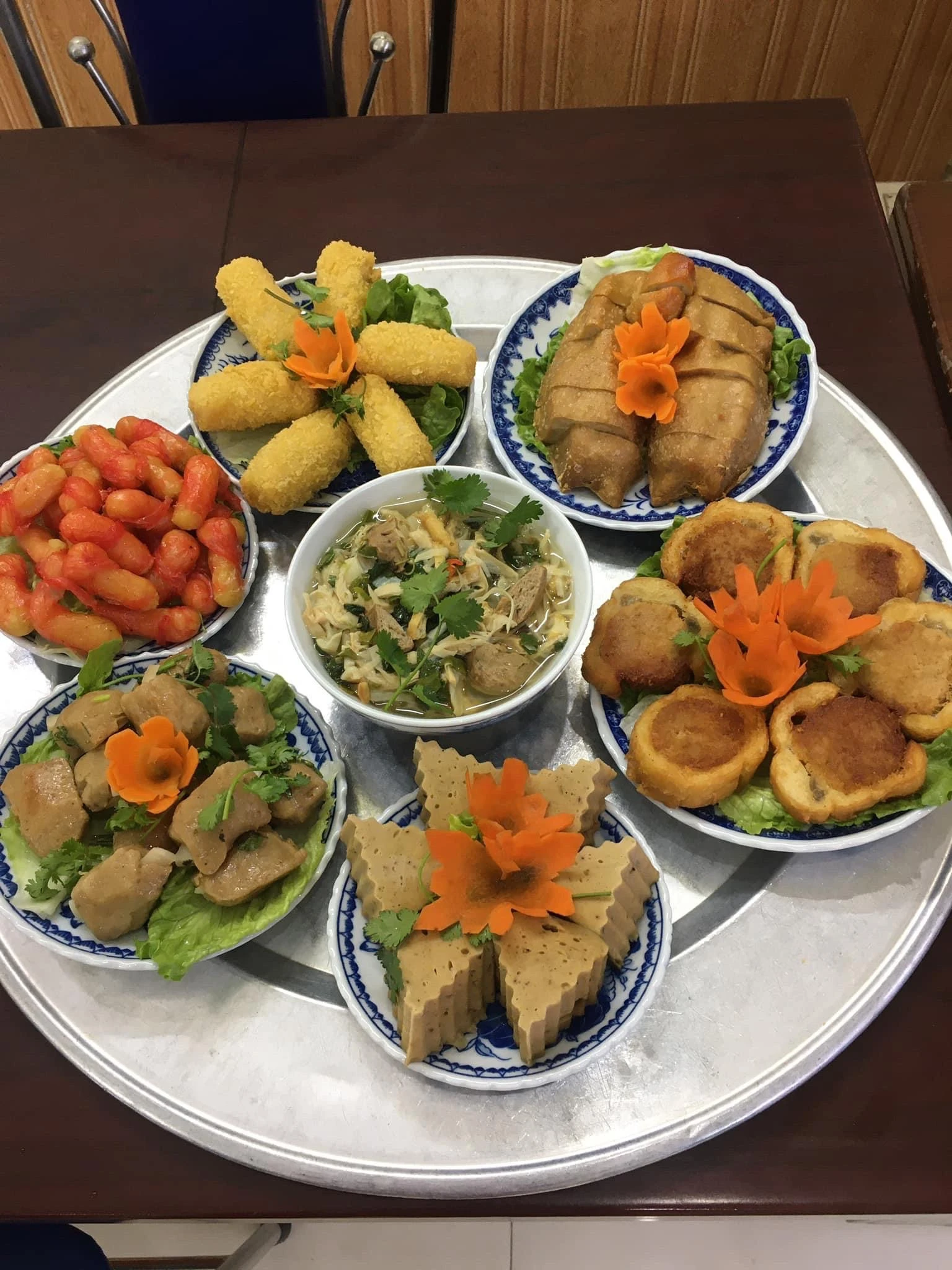 Mâm cỗ Tết dù toàn món chay nhưng vẫn bắt mắt và đầy đủ.