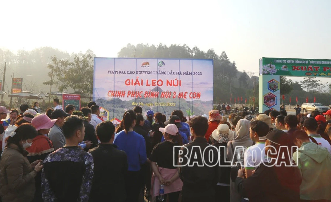 Hấp dẫn Giải Leo núi chinh phục đỉnh núi Ba Mẹ Con ảnh 1