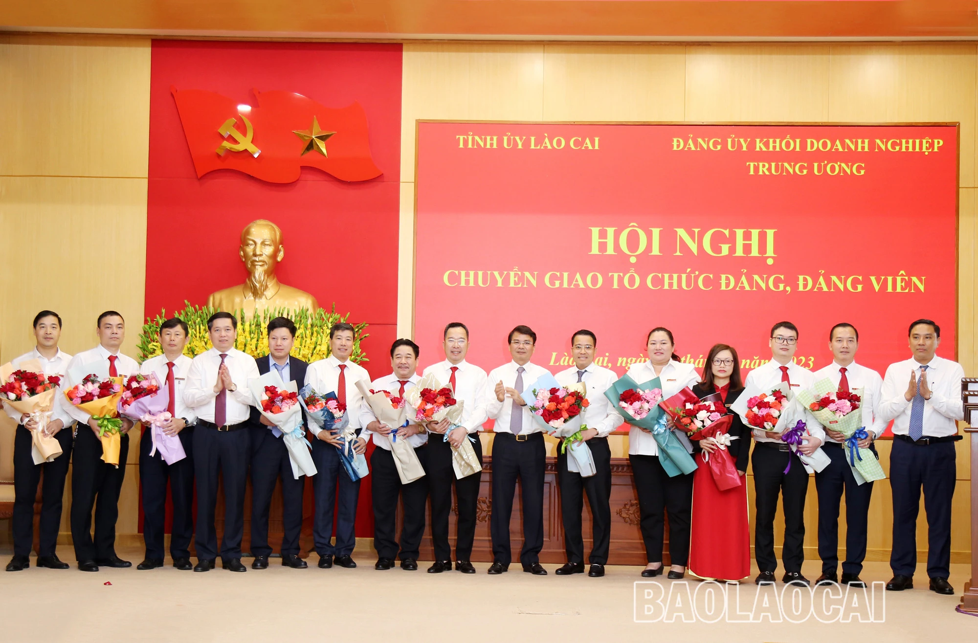 Tặng hoa chúc mừng các tổ chức đảng được chuyển giao.