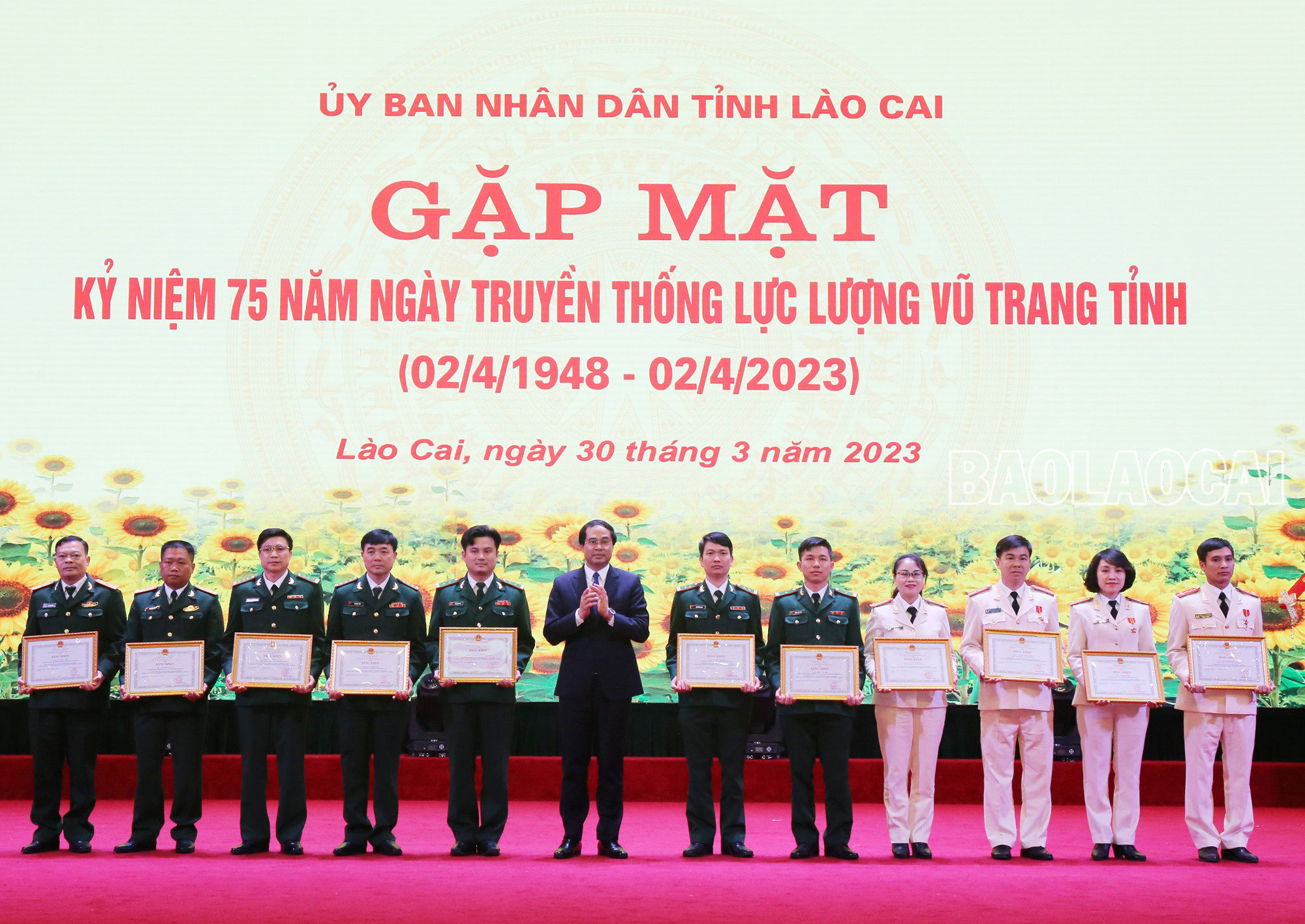 Bí thư Tỉnh ủy Đặng Xuân Phong trao Bằng khen cho các tập thể có thành tích xuất sắc trong thực hiện nhiệm vụ quân sự, quốc phòng. Phó Bí thư Thường trực Tỉnh ủy Vũ Xuân Cường (ảnh trên) và Chủ tịch UBND tỉnh Trịnh Xuân Trường (ảnh dưới) trao Bằng khen cho các cá nhân có thành tích xuất sắc trong thực hiện nhiệm vụ quân sự, quốc phòng.