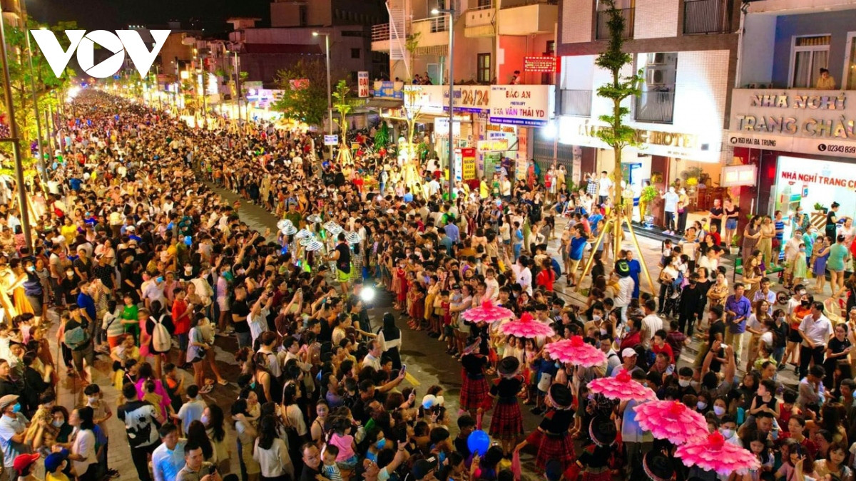 Đoàn Carnival tham gia diễu hành trên phố đi bộ Hai Bà Trưng. Đoàn Carnival tham gia diễu hành trên phố đi bộ Hai Bà Trưng.
