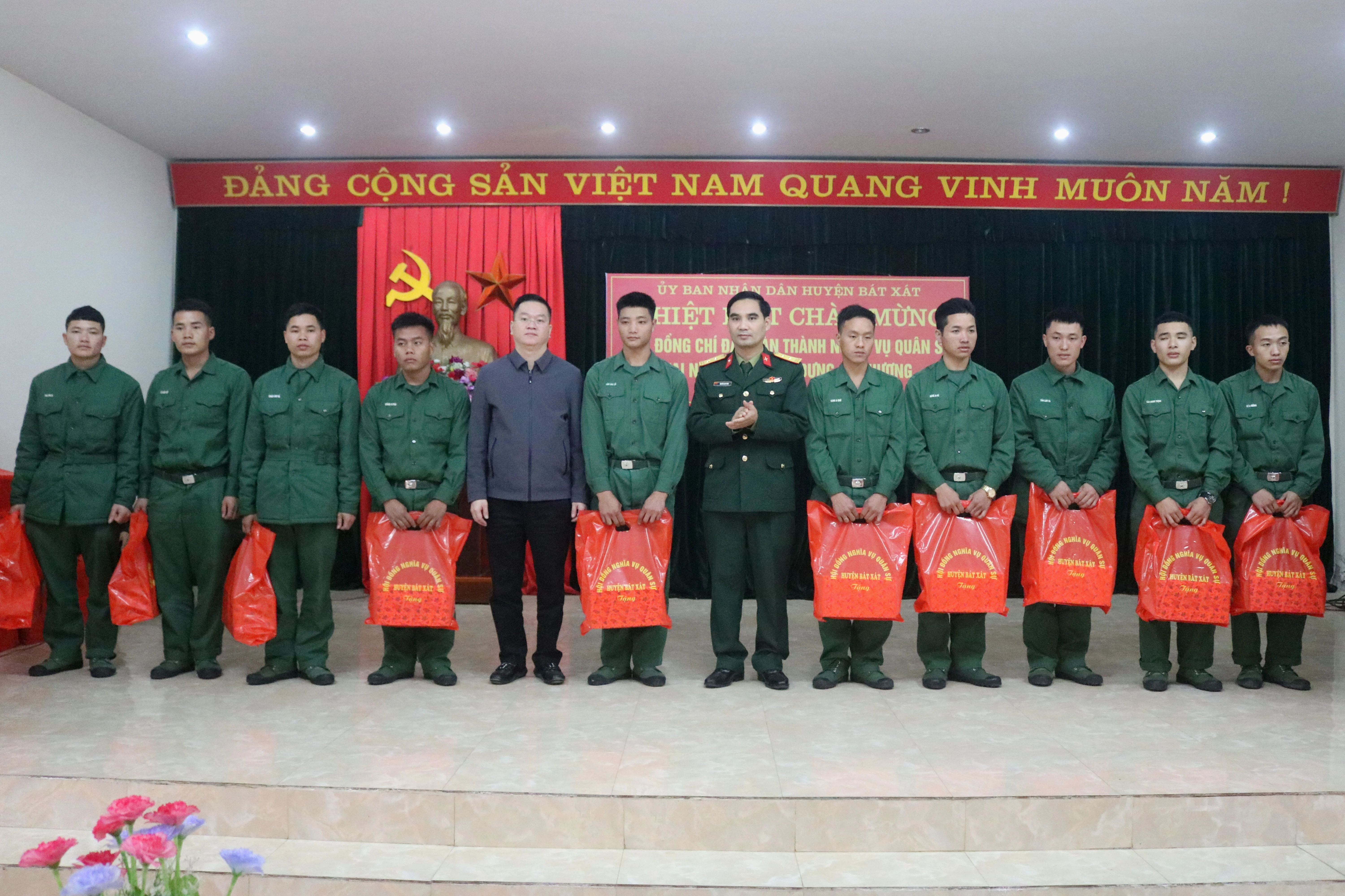 Huyện Bát Xát và Mường Khương đón quân nhân hoàn thành nghĩa vụ quân sự ảnh 1