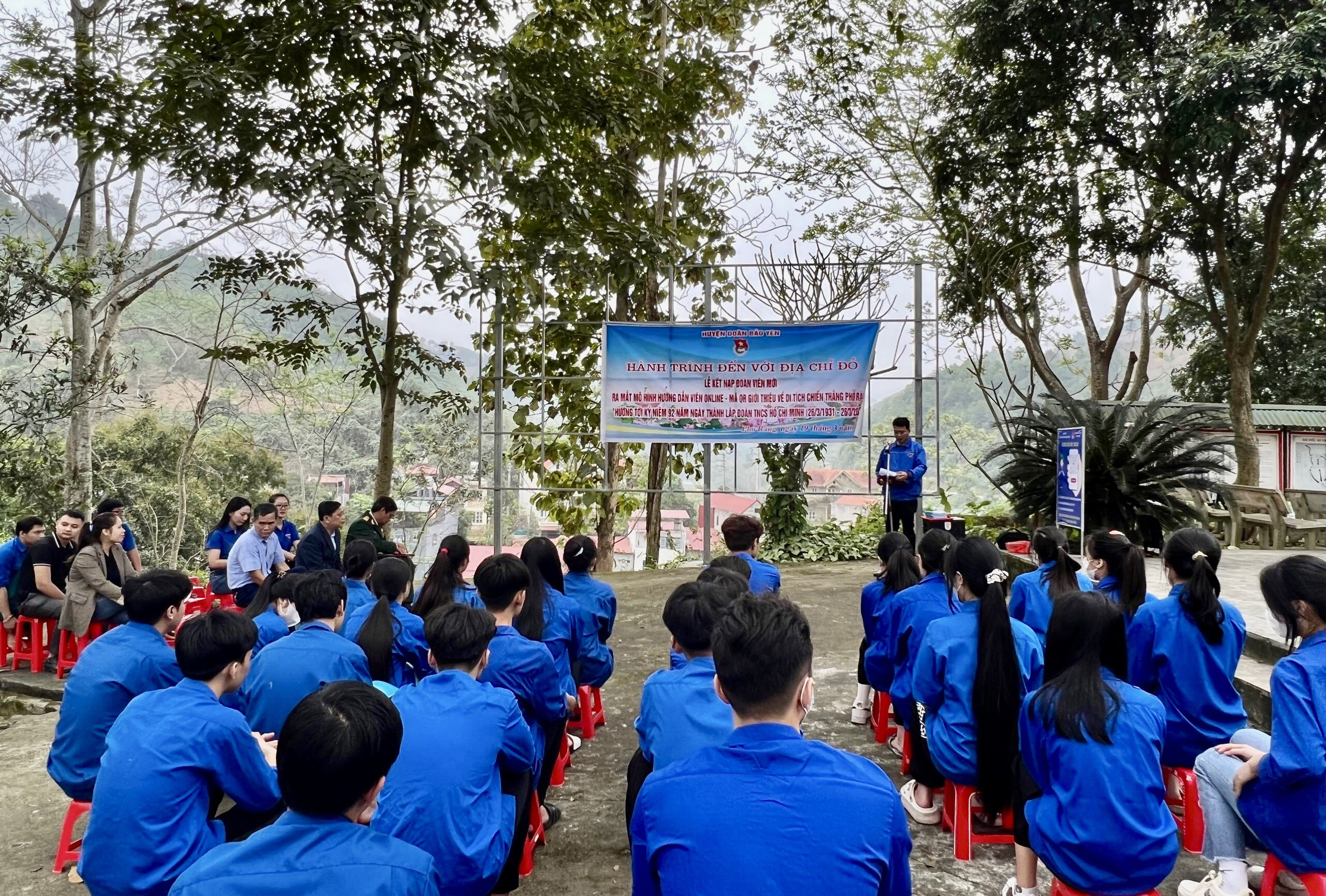 Quang cảnh Lễ kết nạp đoàn viên tại khu di tích. Trao sổ đoàn cho các đoàn viên mới kết nạp. Quang cảnh Lễ kết nạp đoàn viên tại khu di tích. Trao sổ đoàn cho các đoàn viên mới kết nạp.