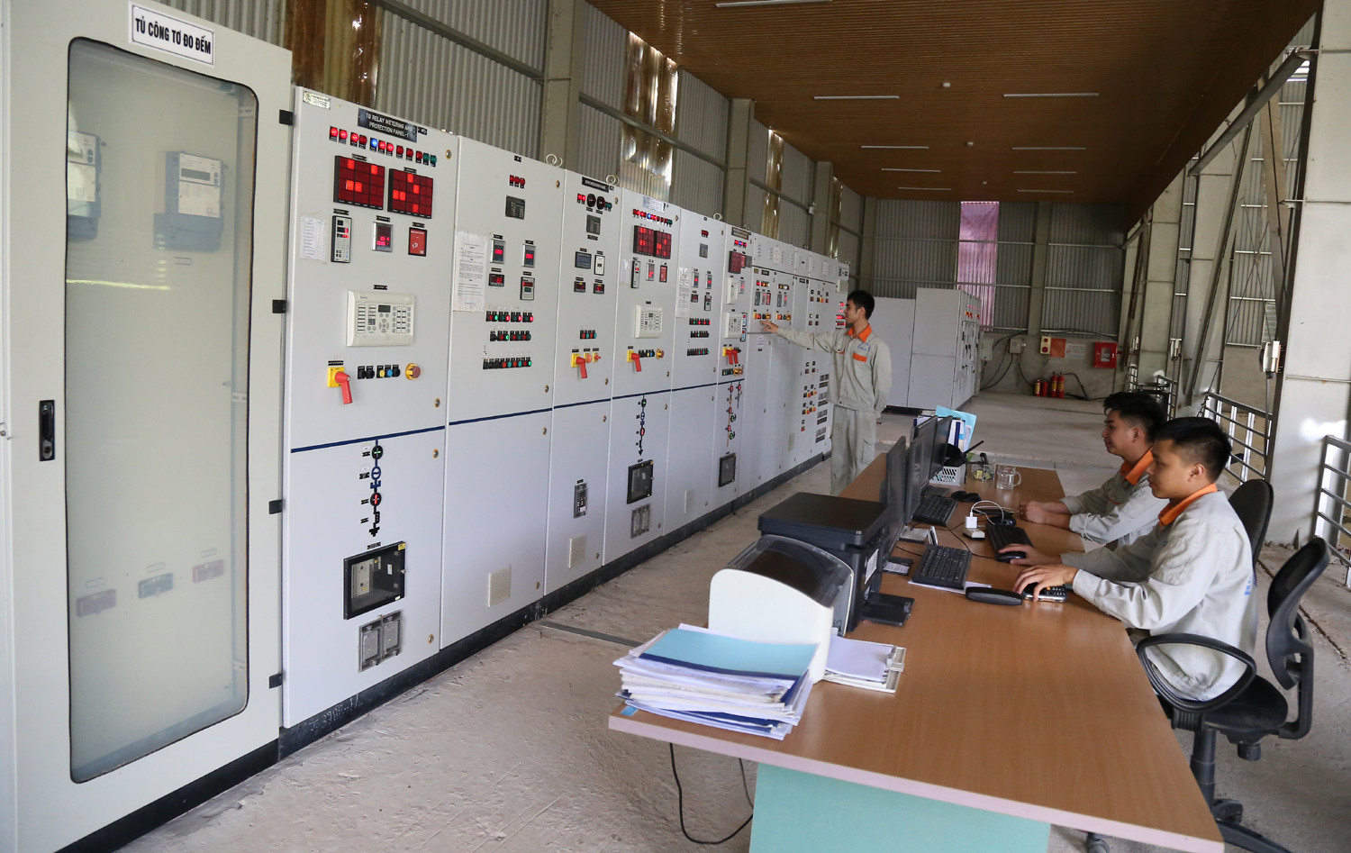 Hai nhà máy của Chi nhánh Luyện đồng Lào Cai duy trì sản xuất ổn định trong những ngày tết. Không khí làm việc tại tất cả các phân xưởng của nhà máy vẫn rất sôi động. Nhiều người lao động trong các nhà máy, đơn vị sản xuất công nghiệp trên địa bàn tỉnh vẫn làm việc xuyên tết. Các đơn vị sản xuất của Chi nhánh Mỏ Tuyển đồng Sin Quyền hoạt động bình thường trong ngày tết. Nhiều đơn vị của Công ty TNHH Một thành viên Apatit Việt Nam vẫn duy trì sản xuất trong dịp tết. Các nhà máy sản xuất phốt pho, axit sunfutic... thuộc Công ty TNHH Một thành viên hóa chất Đức Giang Lào Cai duy trì sản xuất trong ngày tết. Công nhân miệt mài với công việc của mình để đảm bảo các đơn hàng và kế hoạch sản xuất của đơn vị. Trung tâm Điều khiển xa (Công ty Điện lực Lào Cai) bố trí cán bộ trực để bảo đảm vận hành lưới điện ổn định, an toàn trong những ngày tết. Các nhà máy sản xuất thủy điện trên địa bàn vẫn duy trì đủ quân số trực sản xuất để dòng điện toả đi muôn nơi.