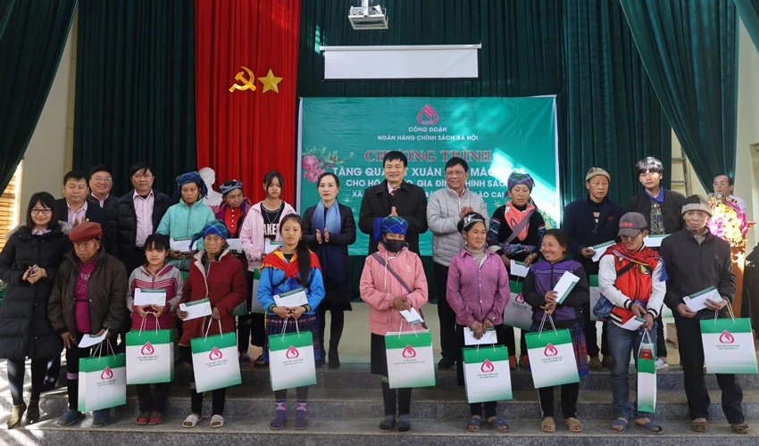 Ngân hàng Chính sách xã hội Việt Nam tặng quà 500 hộ nghèo ảnh 5