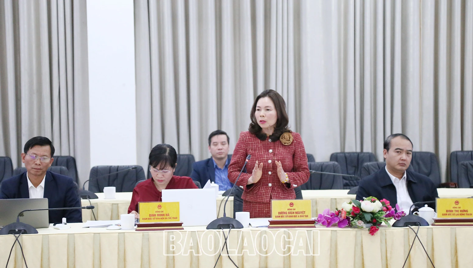 Đại biểu thảo luận tại phiên họp.