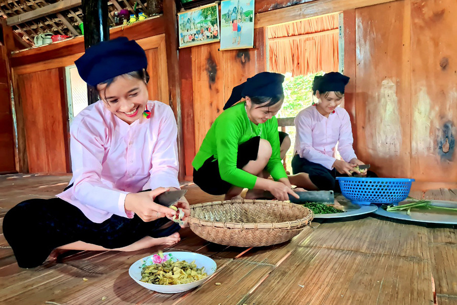 Đồng bào vùng cao rộn ràng chuẩn bị đón Tết ảnh 4