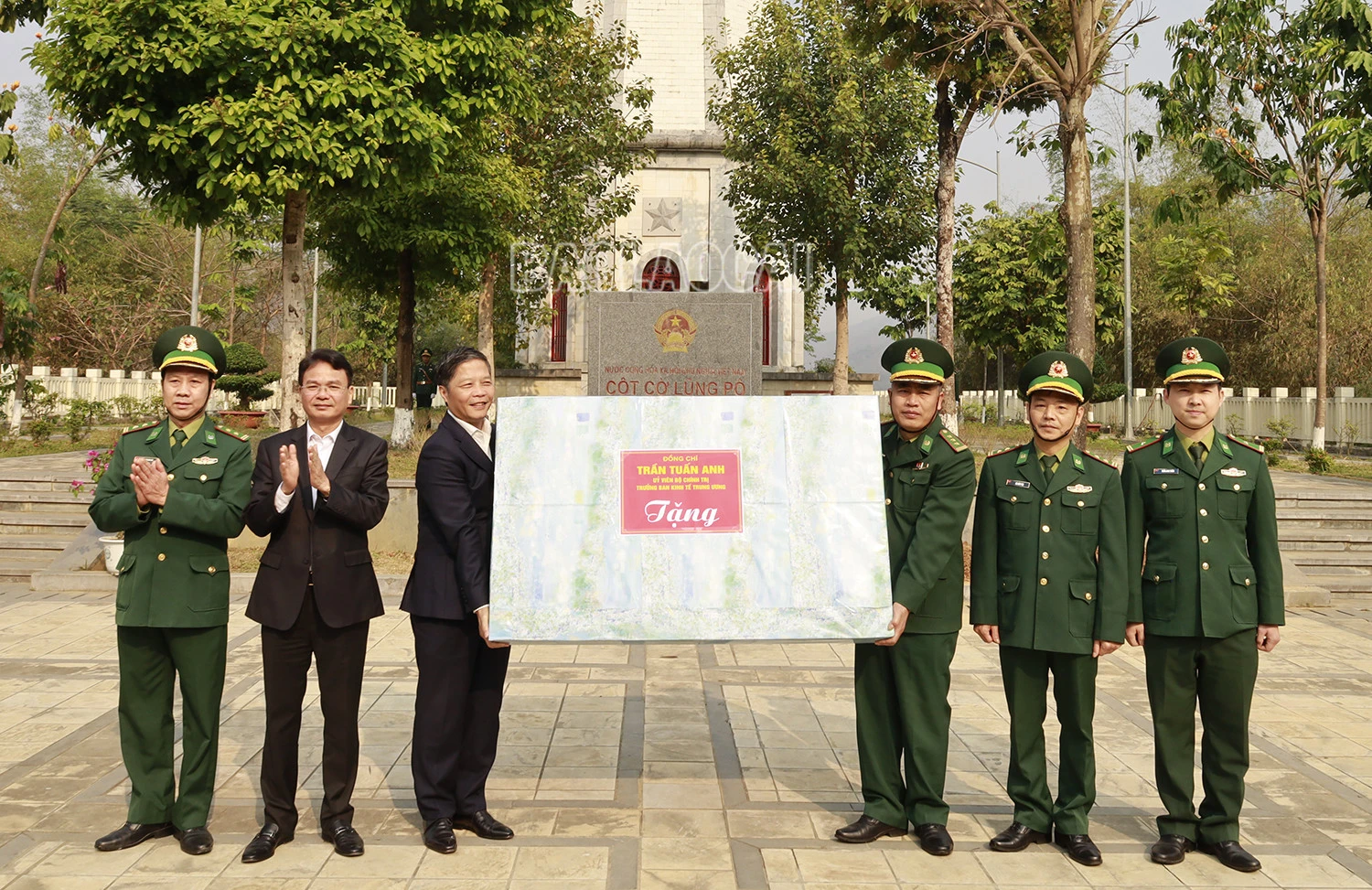 Đồng chí Trần Tuấn Anh, Ủy viên Bộ Chính trị, Trưởng Ban Kinh tế Trung ương và lãnh đạo tỉnh Lào Cai tham dự Lễ chào cờ Tổ quốc, trồng cây lưu niệm tại cột cờ Lũng Pô và tặng quà Đồn Biên phòng A Mú Sung.